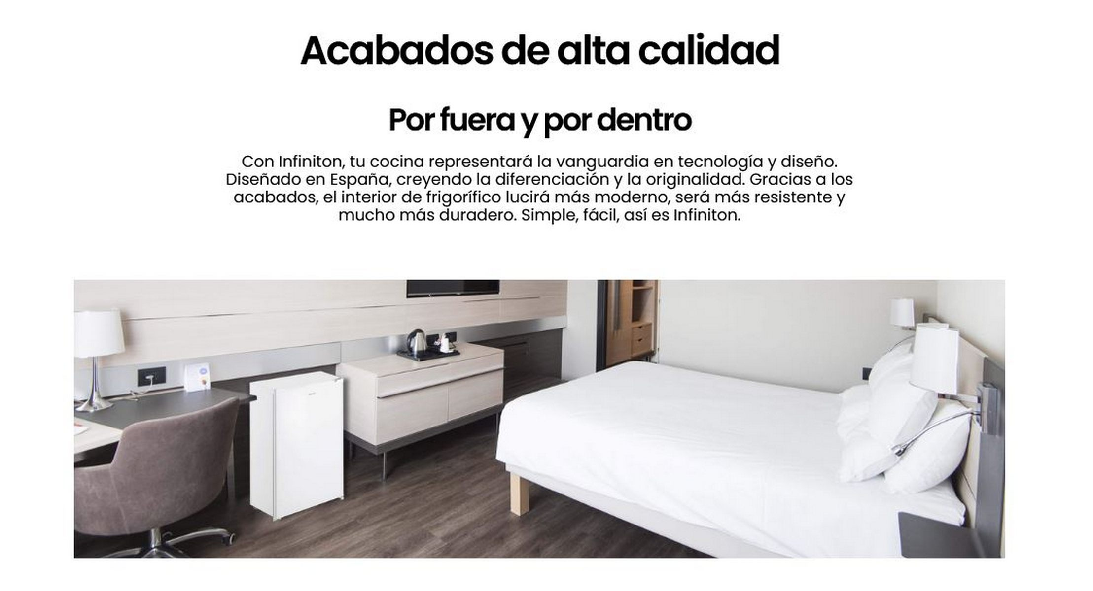 Una habitación de hotel con cama, escritorio, nevera y texto sobre calidad.