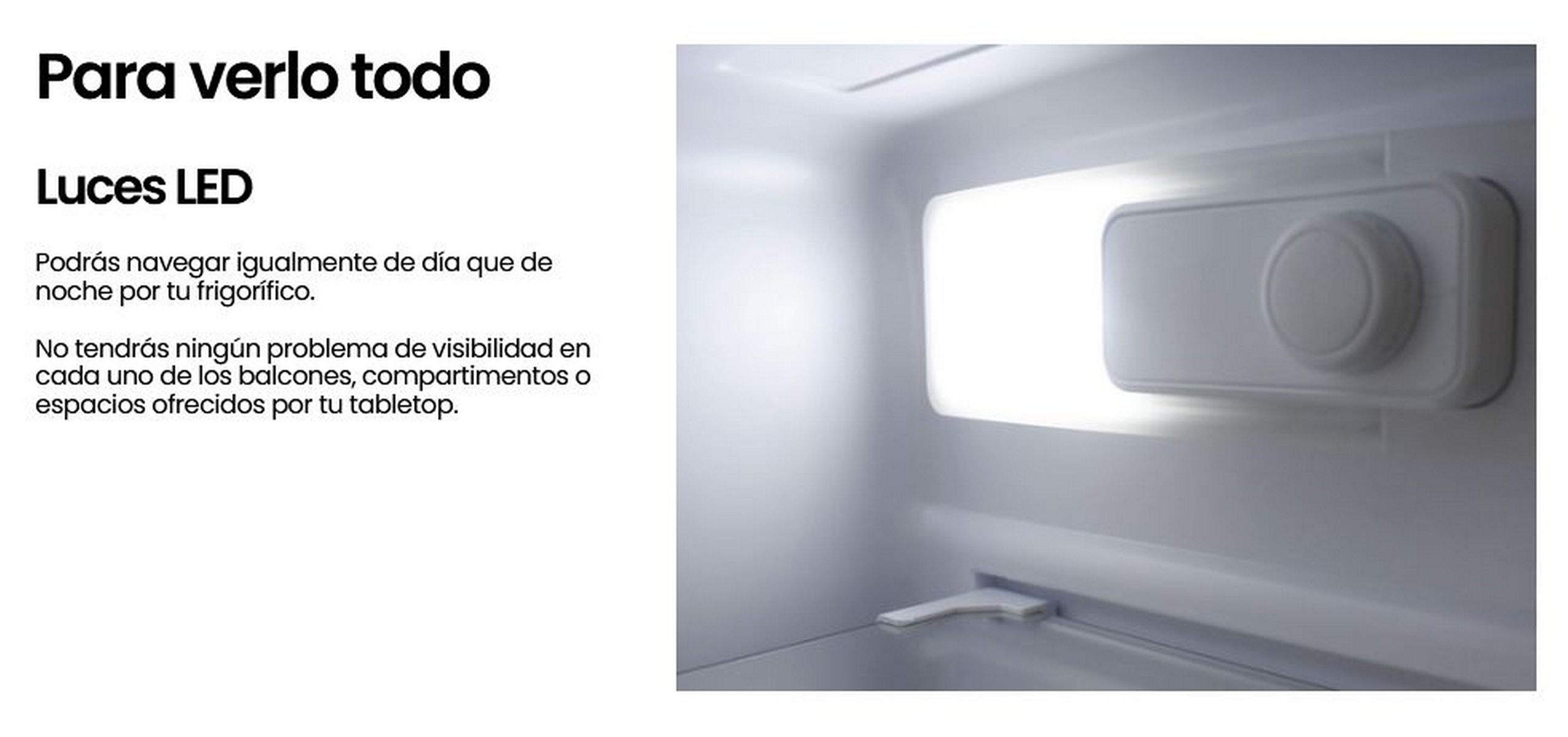 Interior de un refrigerador con luces LED y un panel de control blanco.
