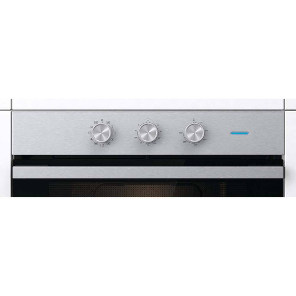 Pannello di controllo del forno con tre manopole e un display digitale. Il display mostra l'ora e altre impostazioni.