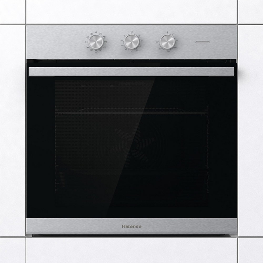 Vista frontale di un forno Hisense integrato in mobili bianchi, con porta nera e comandi.