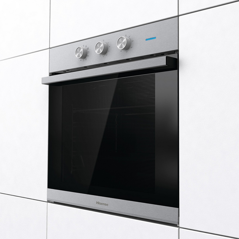 Un forno integrato in un mobile bianco. Ha comandi e una porta in vetro scuro.