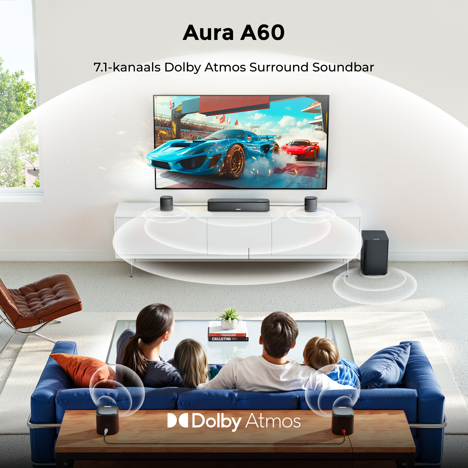 Woonkamer met een tv die een raceauto scène weergeeft, soundbar, luidsprekers en een kijkende familie.