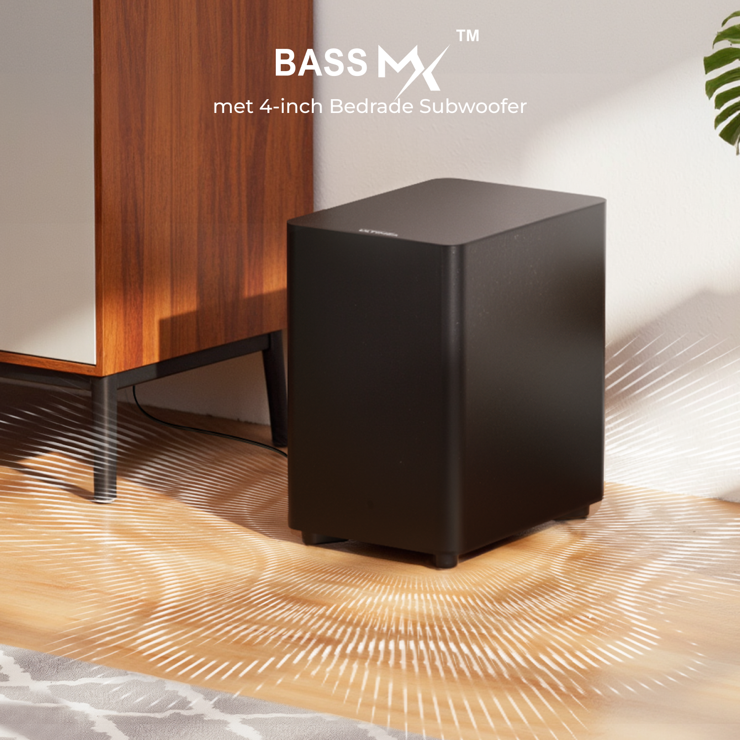 Zwarte subwoofer naast een houten kast. Geluidsgolven komen uit de basis.