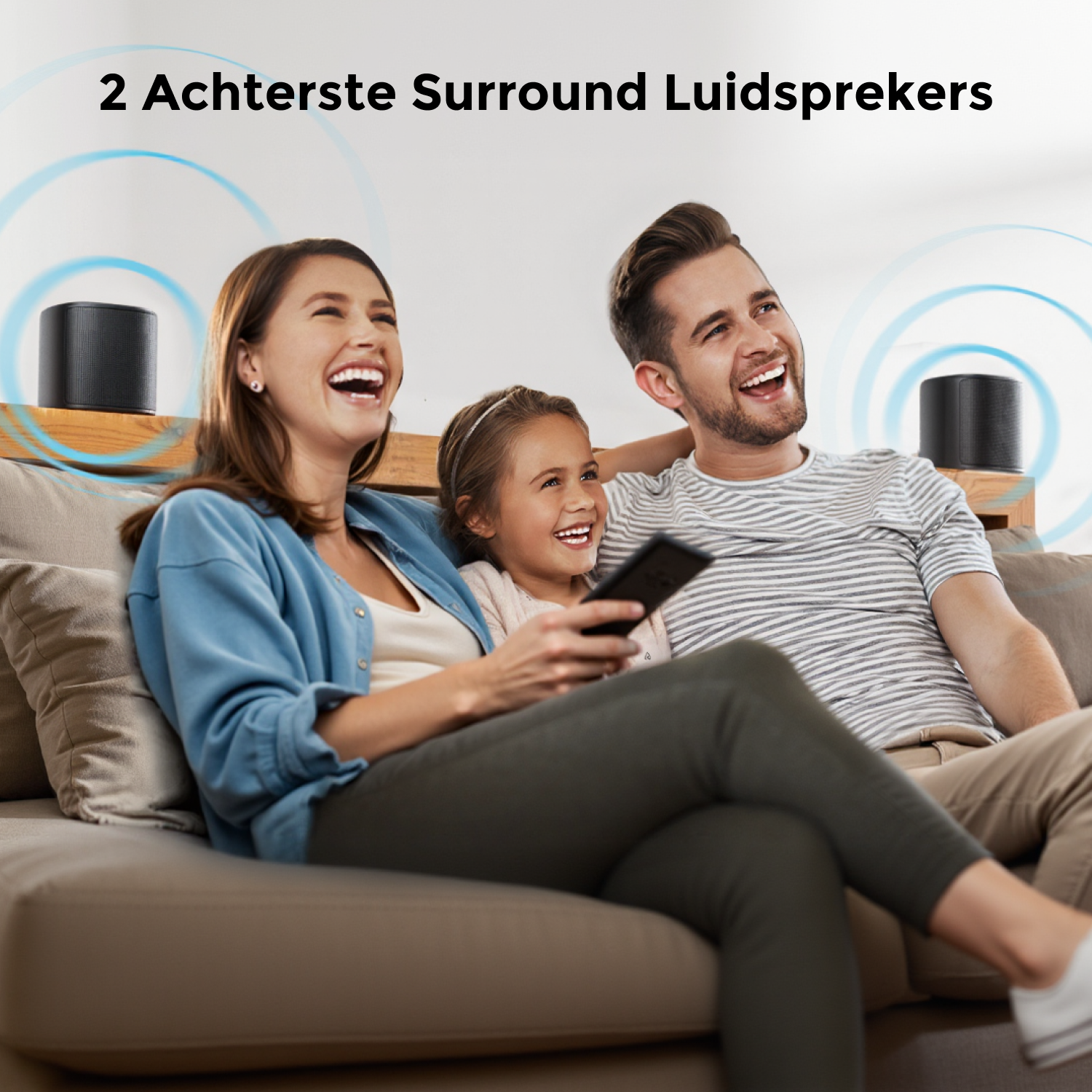 Een gezin zit op een bank, lacht en kijkt tv. Twee surround luidsprekers staan op de achtergrond.
