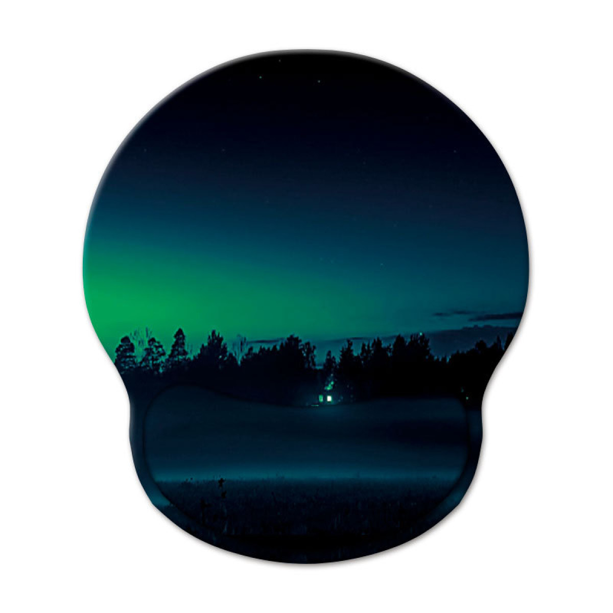 Een muismat met een nachtscène. Groen noorderlicht boven silhouetbomen en een huis.