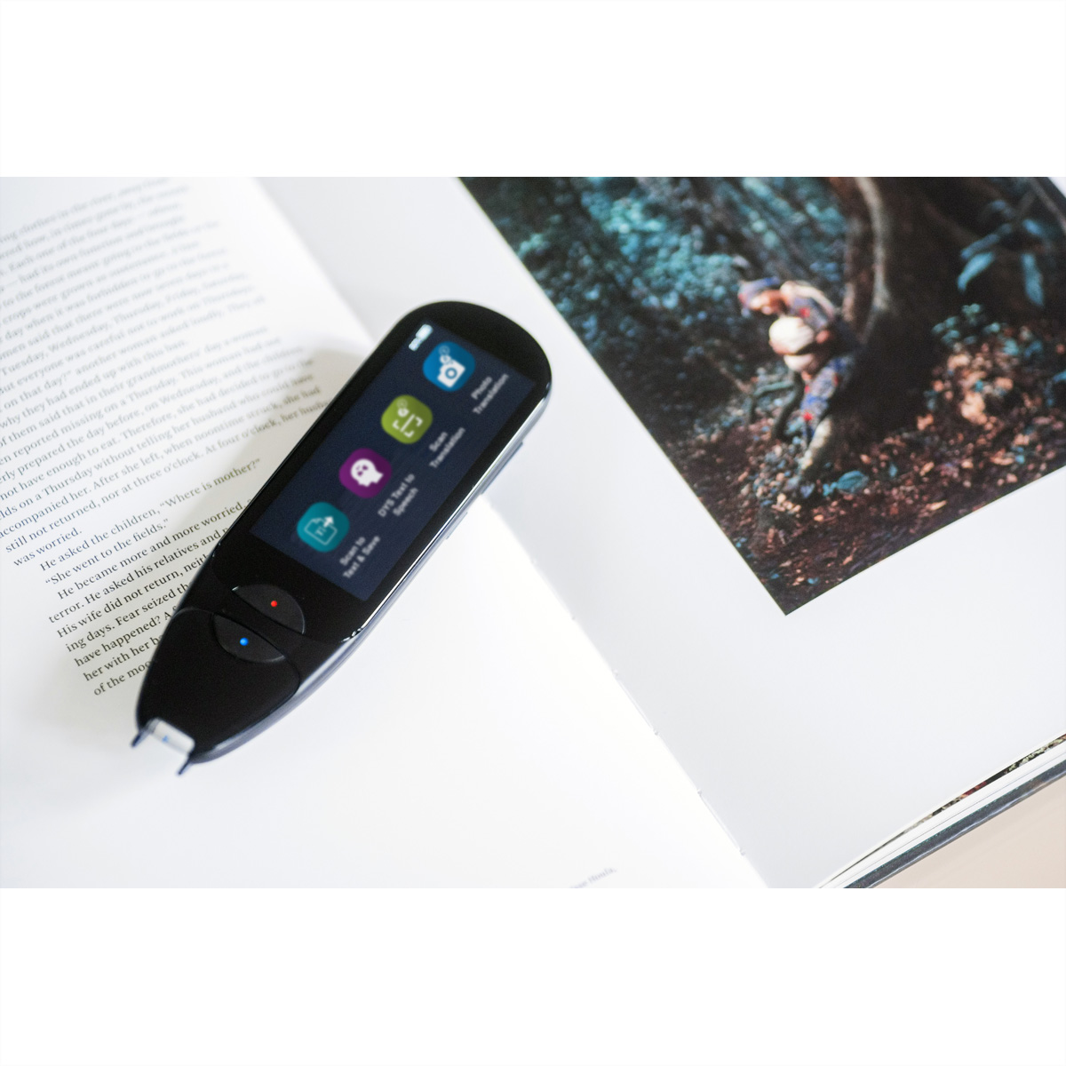 Schwarzer Handscanner auf einem Buch. Es hat einen Bildschirm und Funktionstasten, scannt eine Seite.