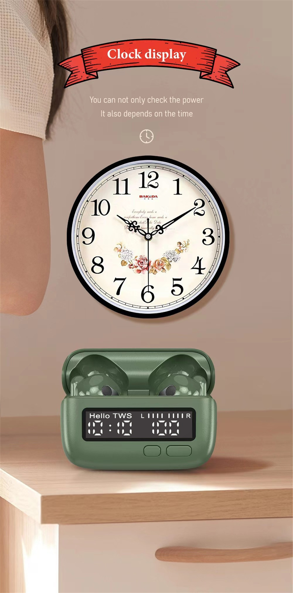 Uhr und Ohrhörer in einem Etui. Die Uhr hat Blumendesign, Ohrhörer zeigen Zeit.