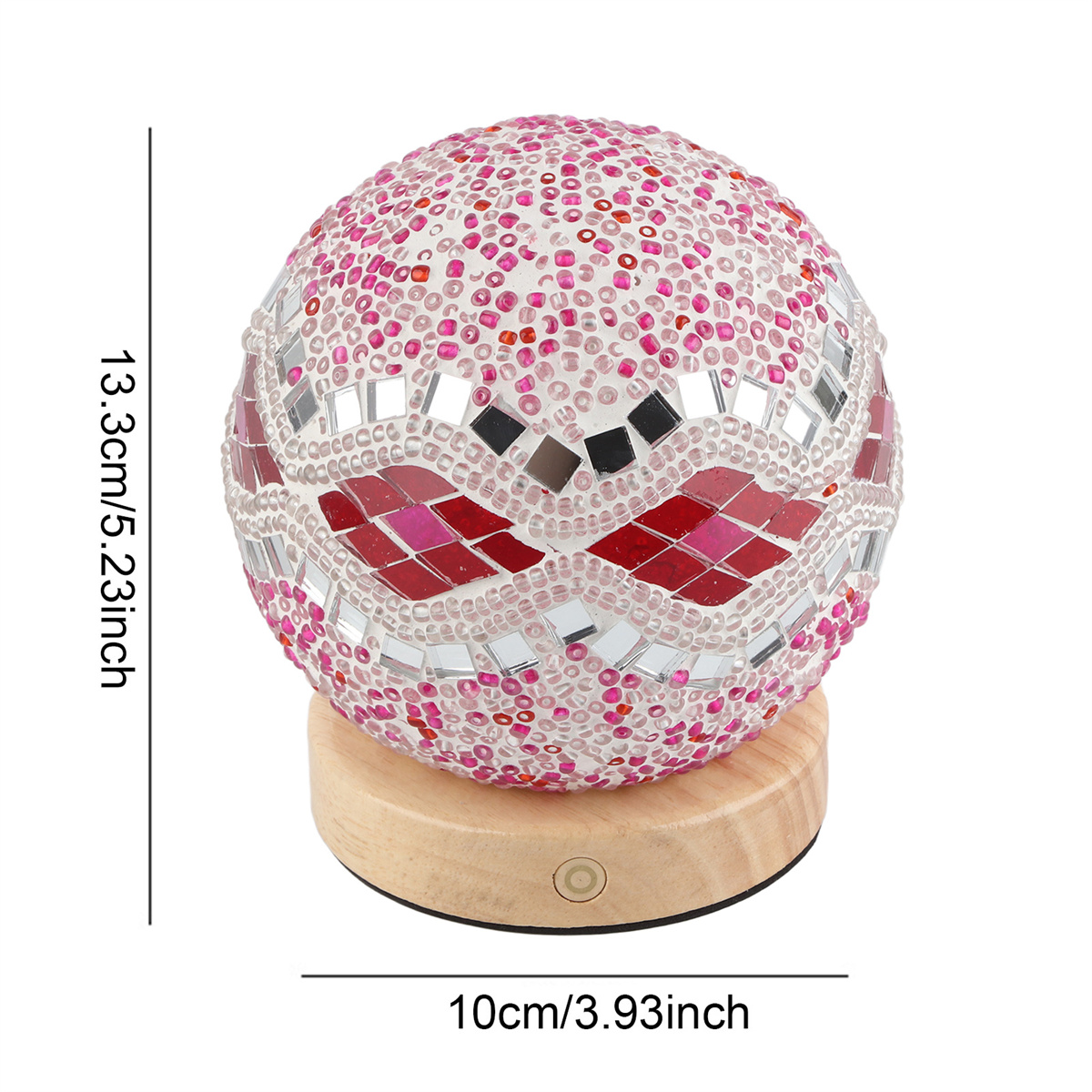 Eine dekorative Kugellampe, pink und Mosaik, auf einem Holzsockel, mit Maßen in Zoll.