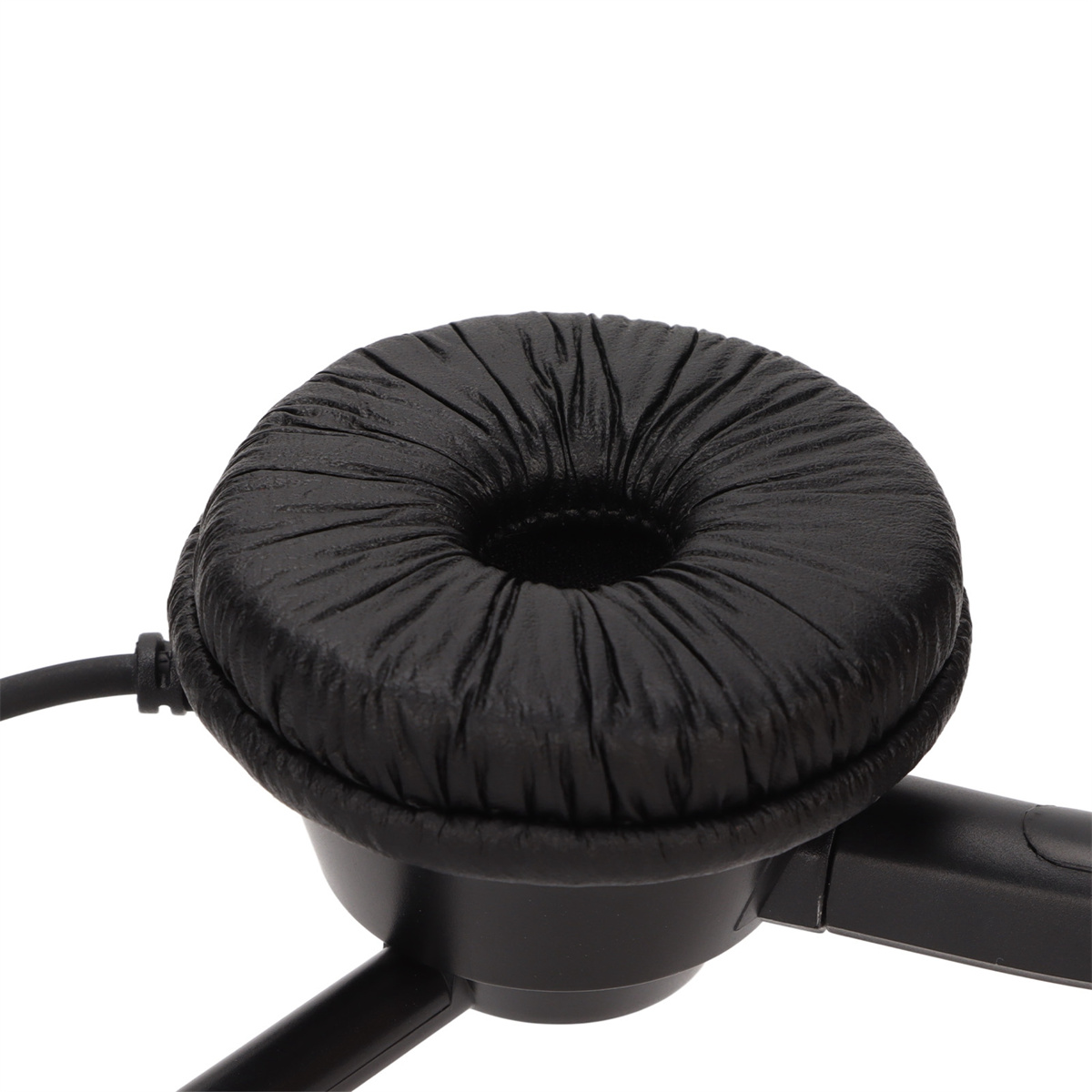 Nahaufnahme eines schwarzen Headset-Ohrmuschels, die das Kissen und einen Teil der Mikrofonarmstruktur zeigt.