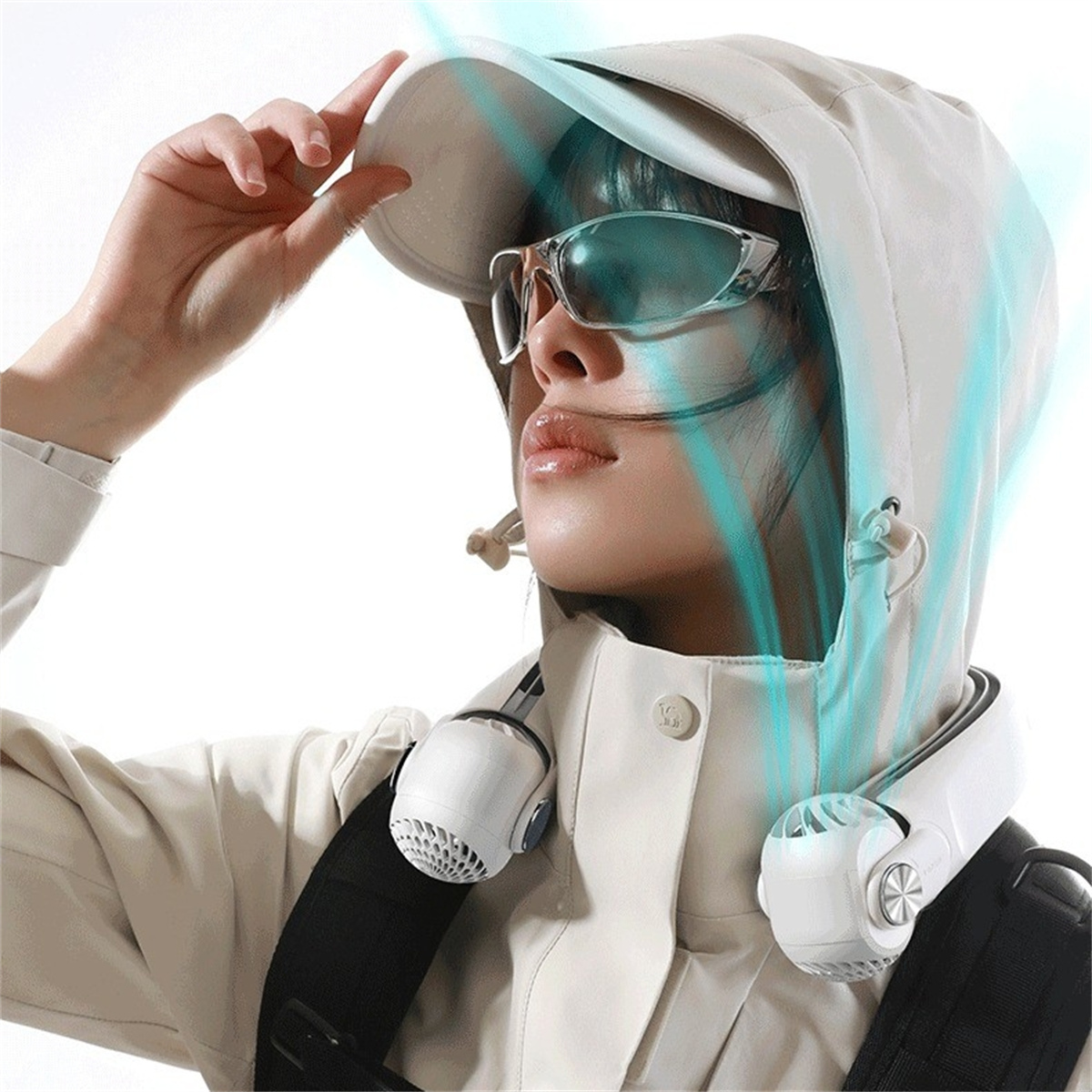 Frau mit weißer Jacke, Brille und Nackenventilator. Blauer Luftstromeffekt. Weißer Hintergrund.