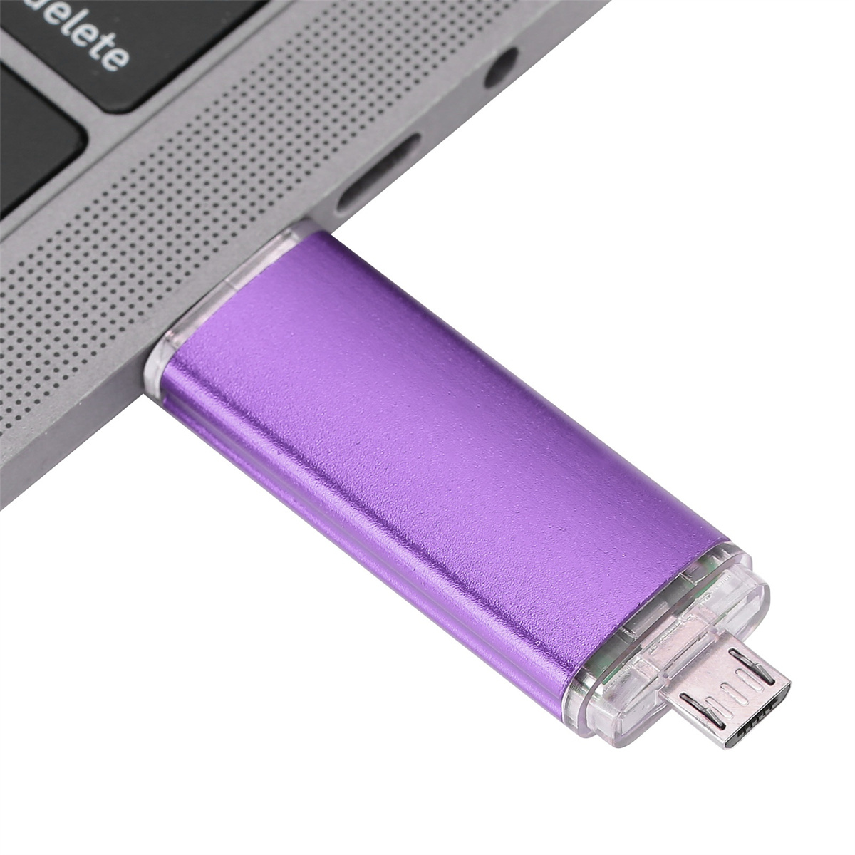 Ein lila USB-Laufwerk ist in einen grauen Laptop gesteckt. Der USB-Stick ist rechteckig.