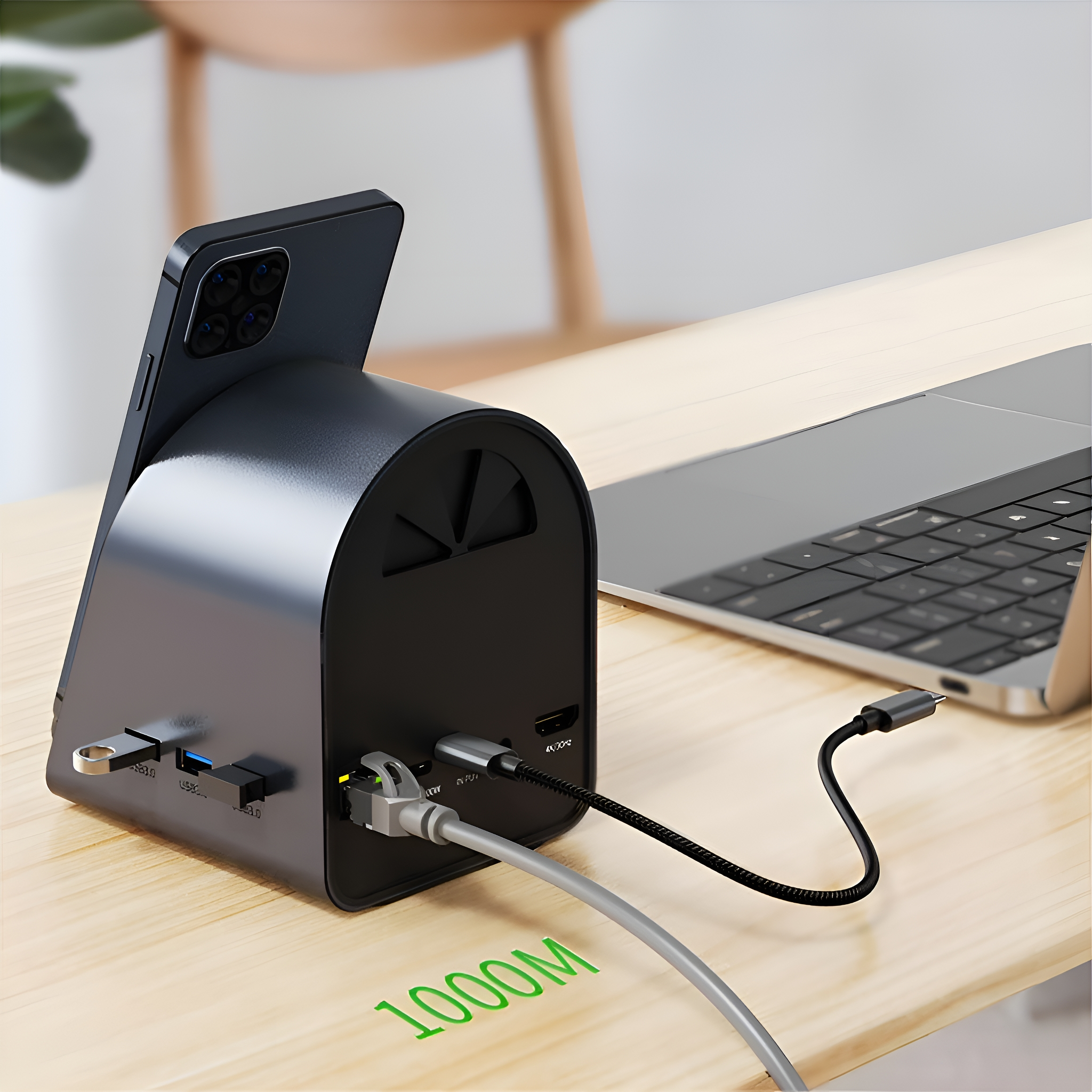 Schwarze Ladestation mit USB-Anschlüssen, einem Telefon und einem Laptop. Kabel von hinten.