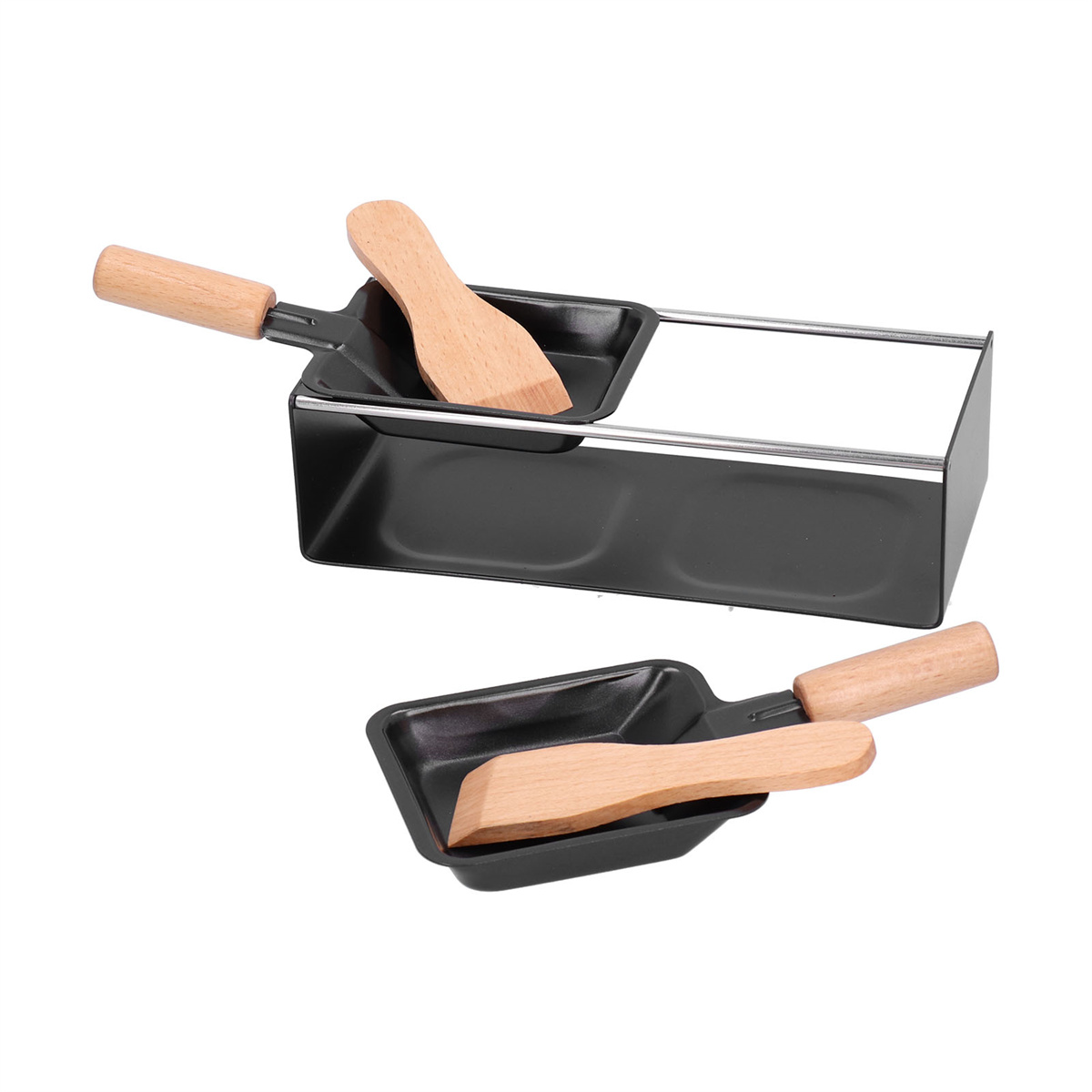 Schwarzer Raclette-Grill mit zwei Pfannen und Holzspateln. Der Grill steht auf einer weißen Oberfläche.