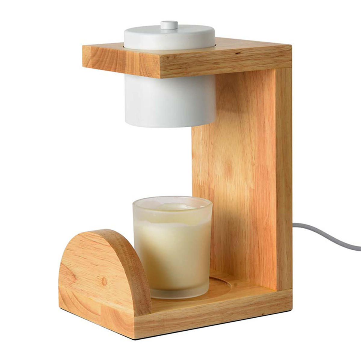 Kerzenhalter aus Holz mit brennender Kerze. Der Halter hat ein schlichtes Design.