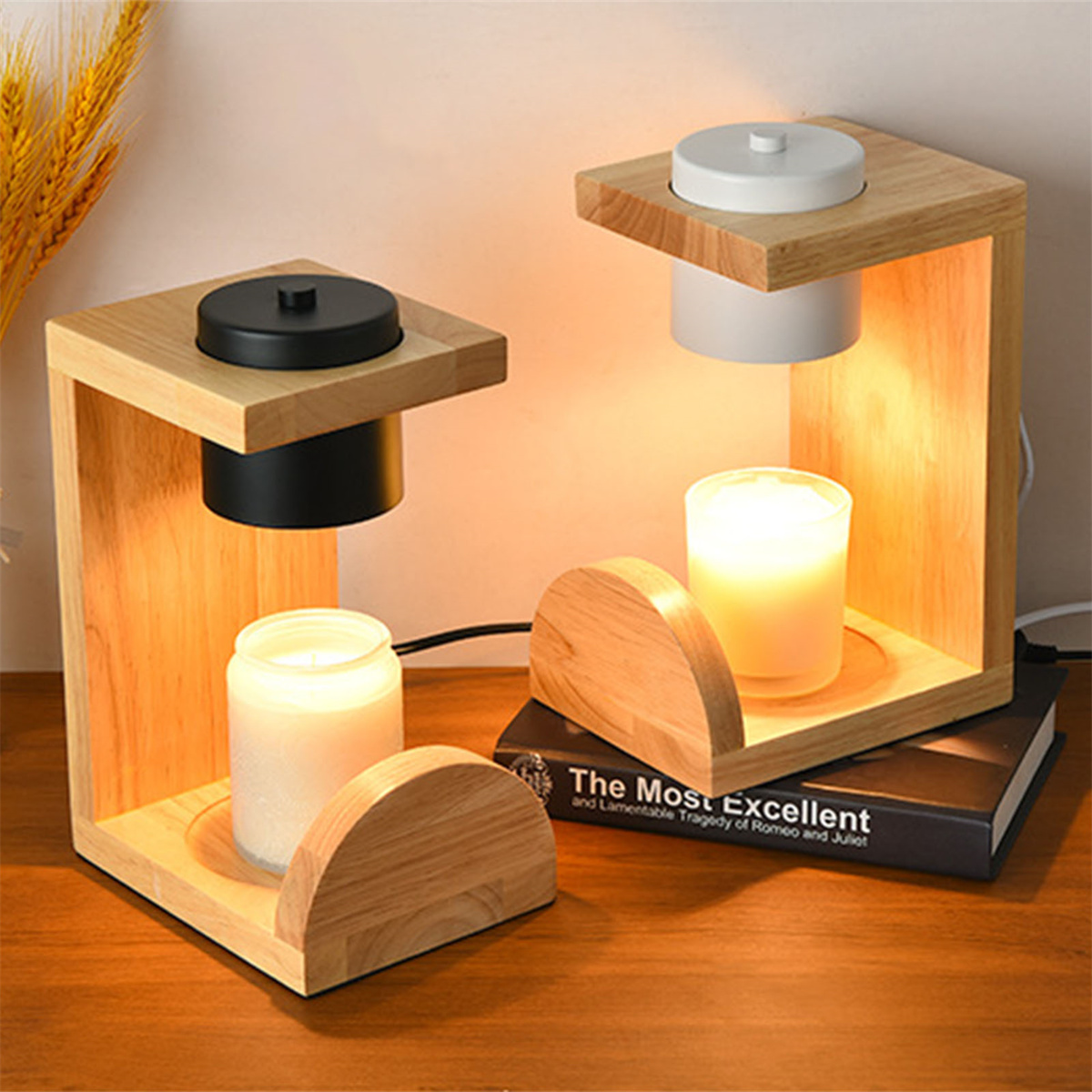 Zwei Kerzenhalter aus Holz. Jeder hält eine Kerze, mit einem schwarzen und weißen Deckel.