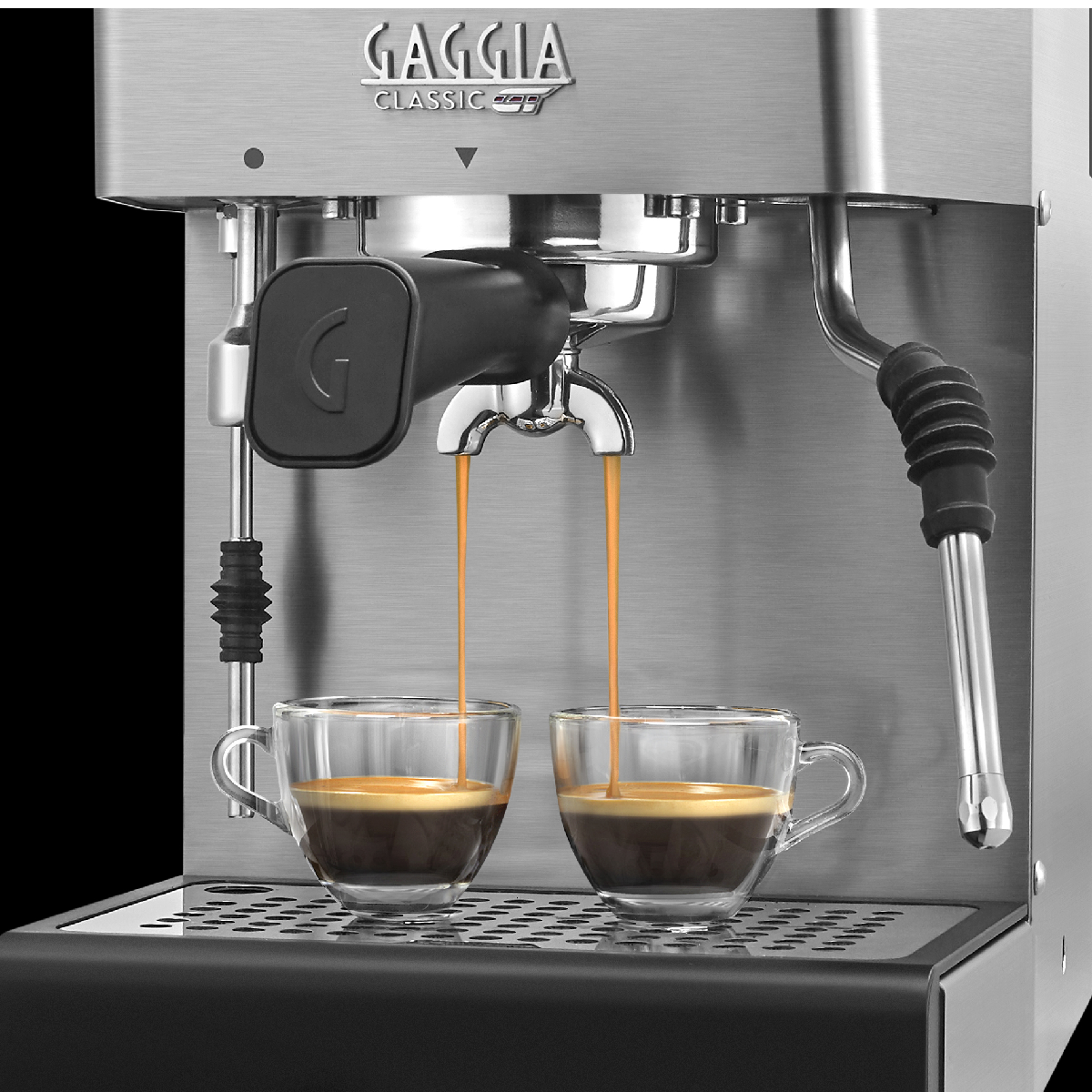Espressomaschine brüht Kaffee. Zwei Gläser werden mit Kaffee gefüllt. Silberne Maschine.