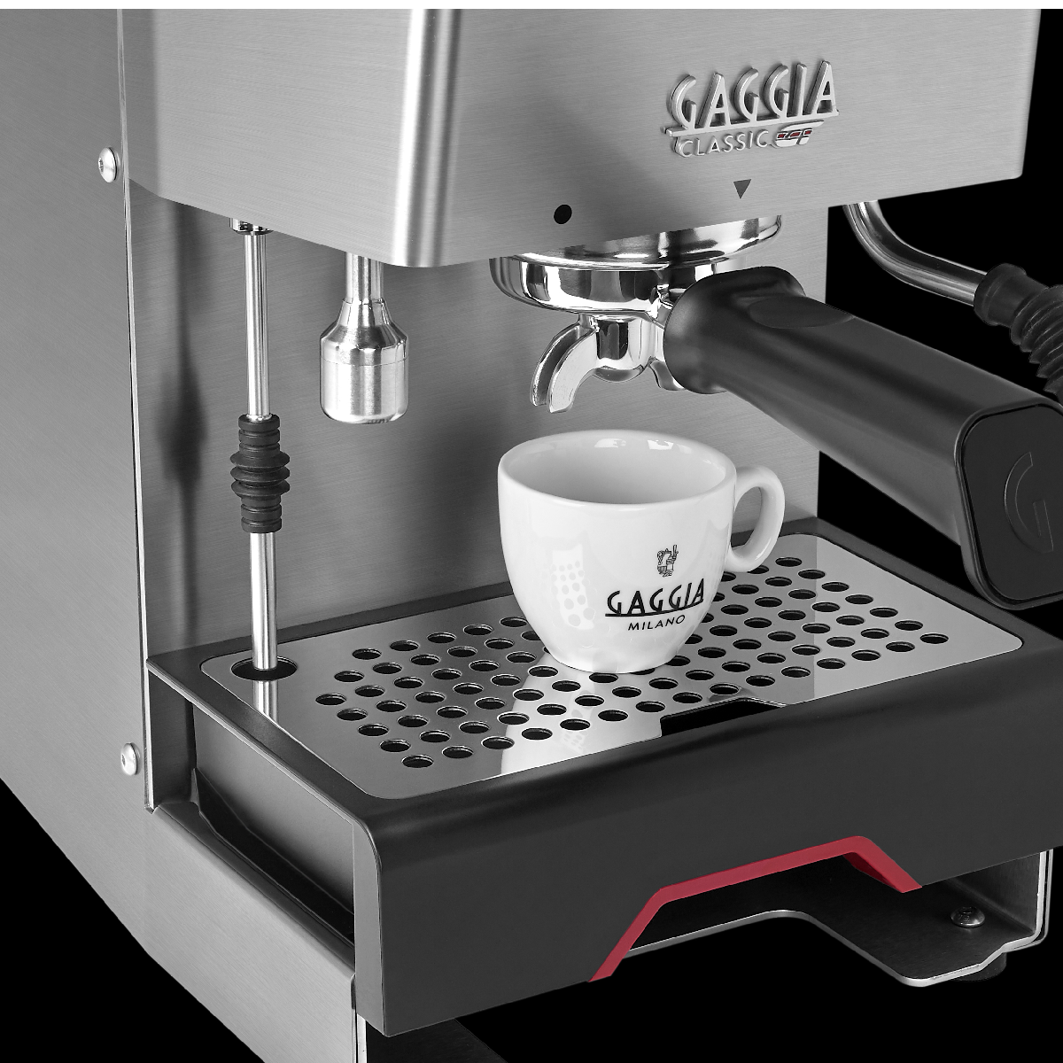 Markayı gösteren bir fincan ve bir tepsi ile bir espresso makinesi.