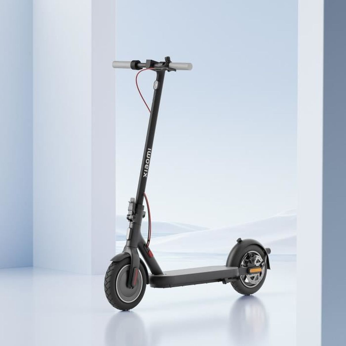 Une trottinette électrique Xiaomi noire, avec un câble rouge, sur un fond bleu clair.