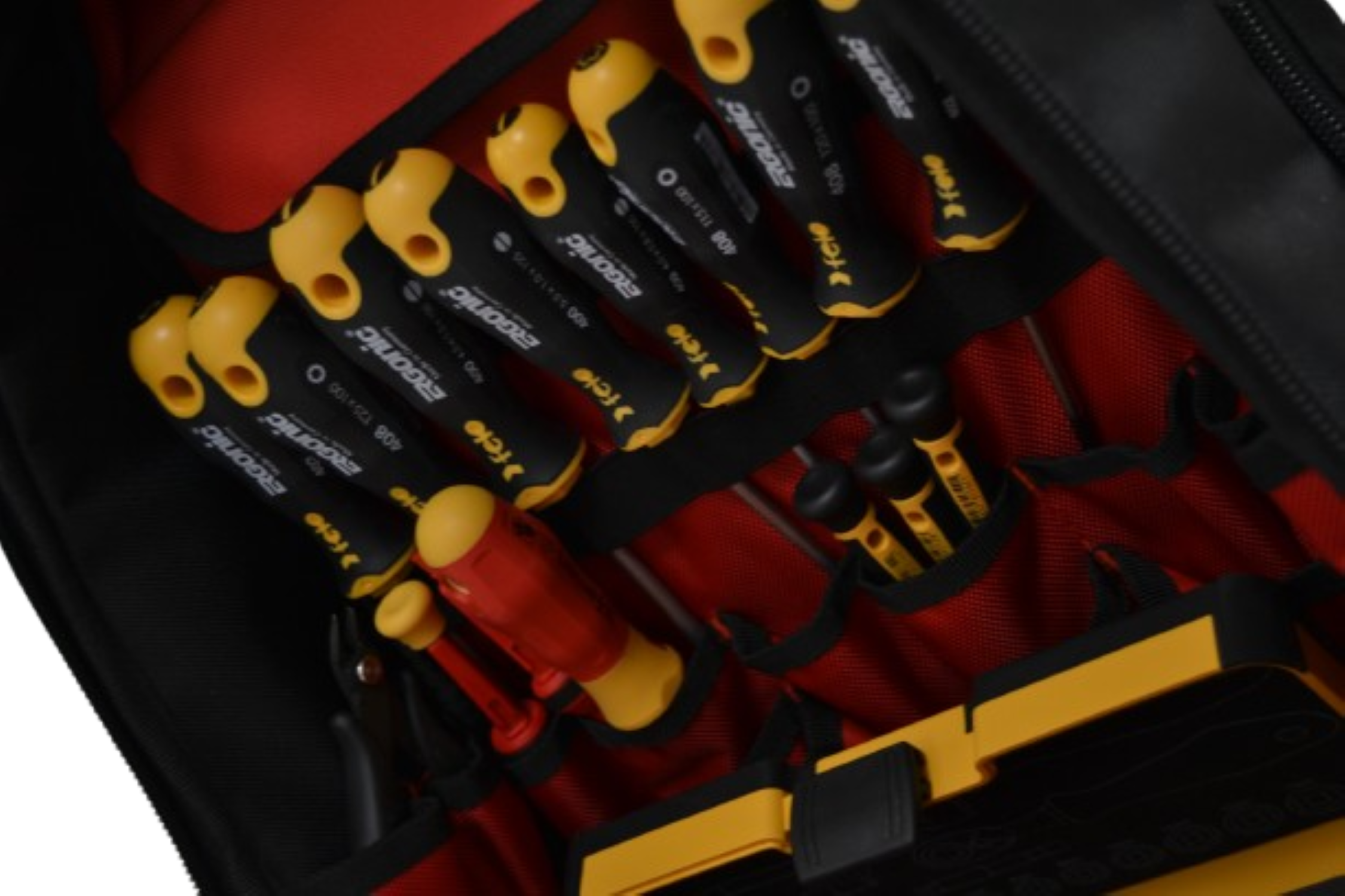 In einer schwarzen Tasche sind verschiedene Schraubendreher und Werkzeuge ordentlich angeordnet. Gelbe und schwarze Griffe sind sichtbar.