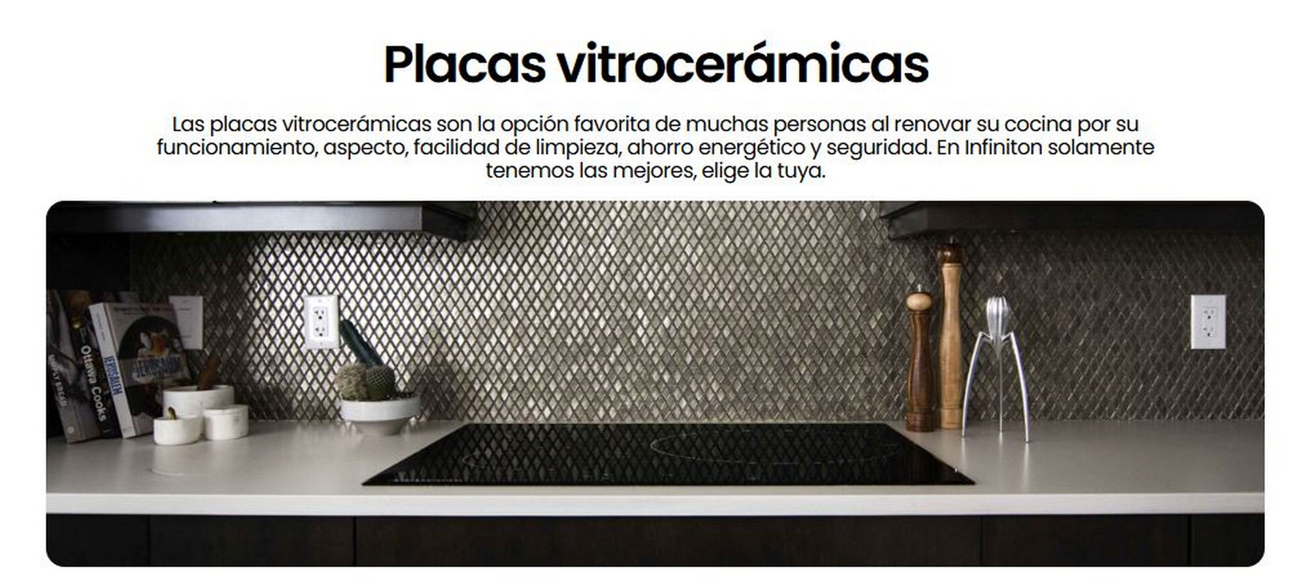 Cocina con vitrocerámica negra. Encimera blanca y salpicadero de mosaico.