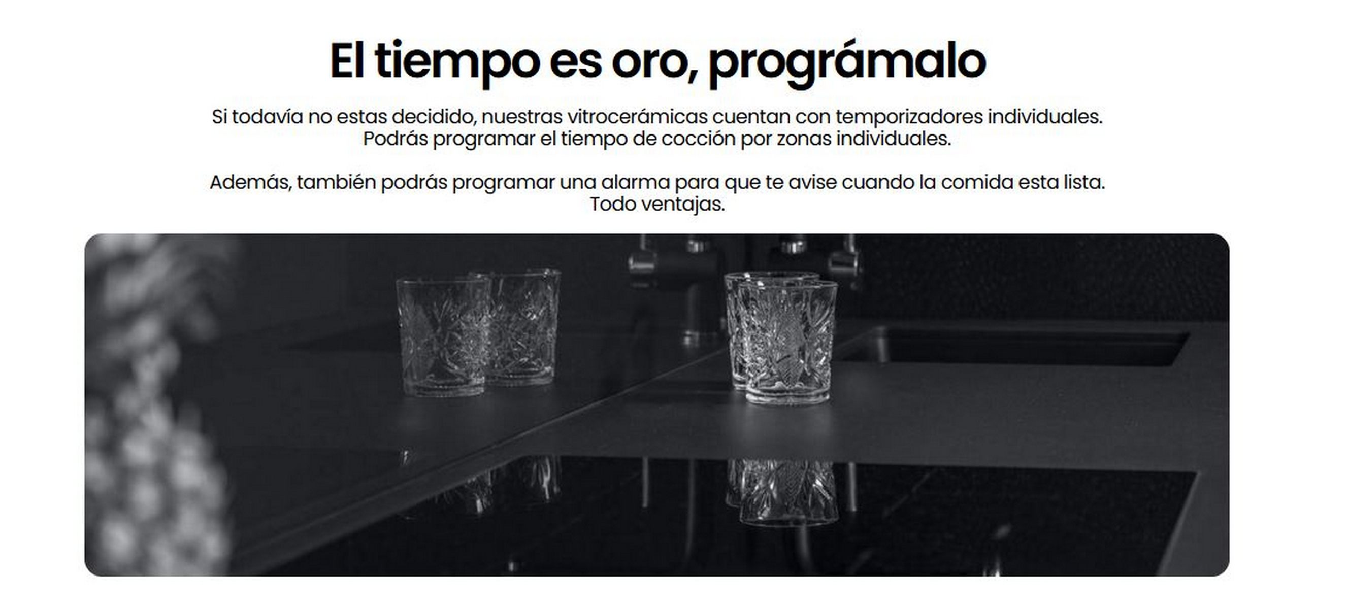 Una imagen en blanco y negro de una encimera de cocina, con tres vasos y texto arriba.
