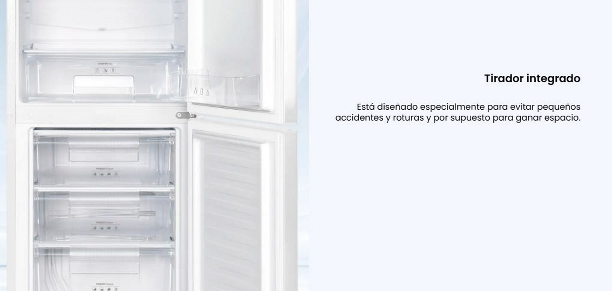 Primer plano de un refrigerador. La puerta está abierta, revelando estantes y cajones. El texto está en el lado derecho.