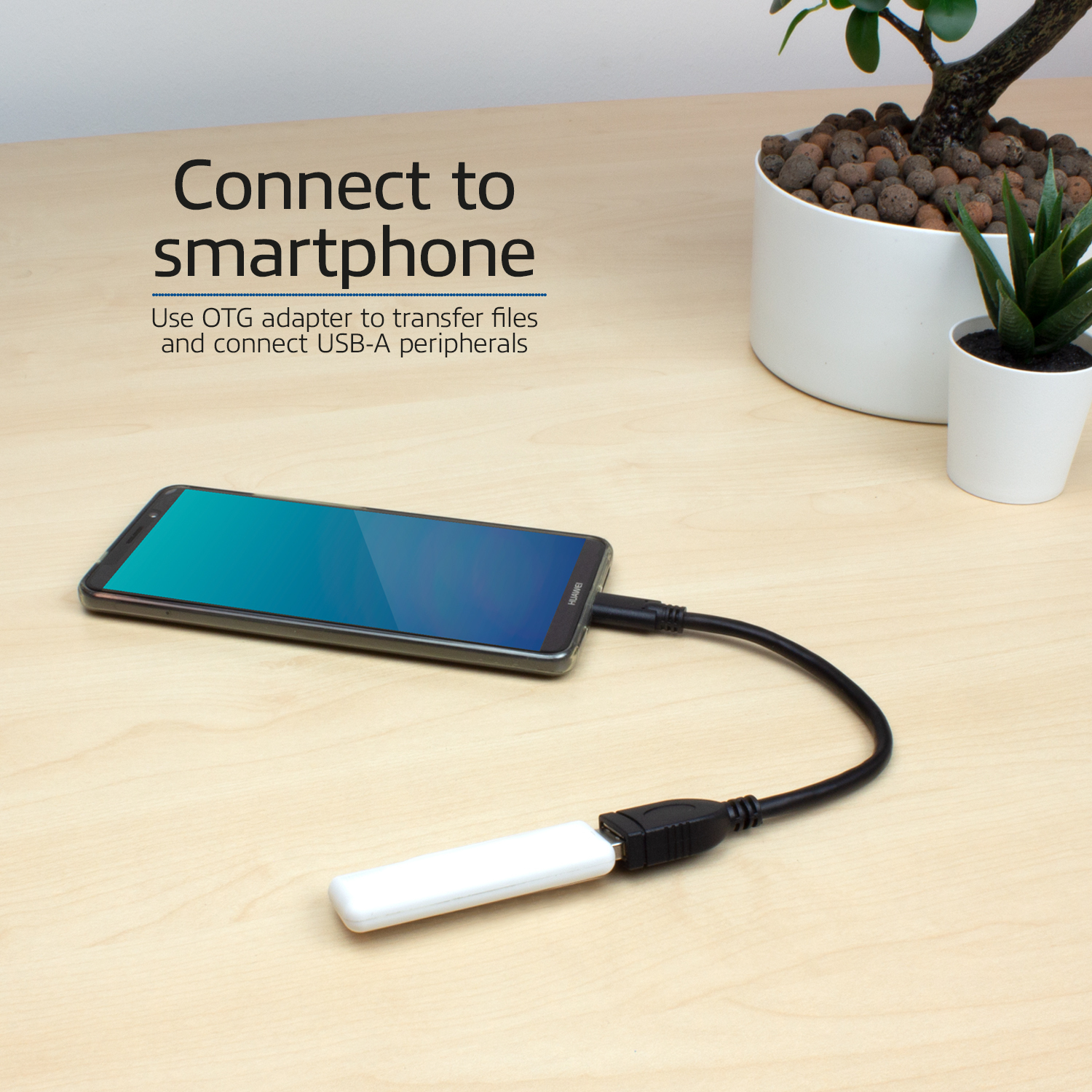 Smartphone verbonden via een USB-A naar USB-C adapter. Een plant op de achtergrond op een houten tafel.