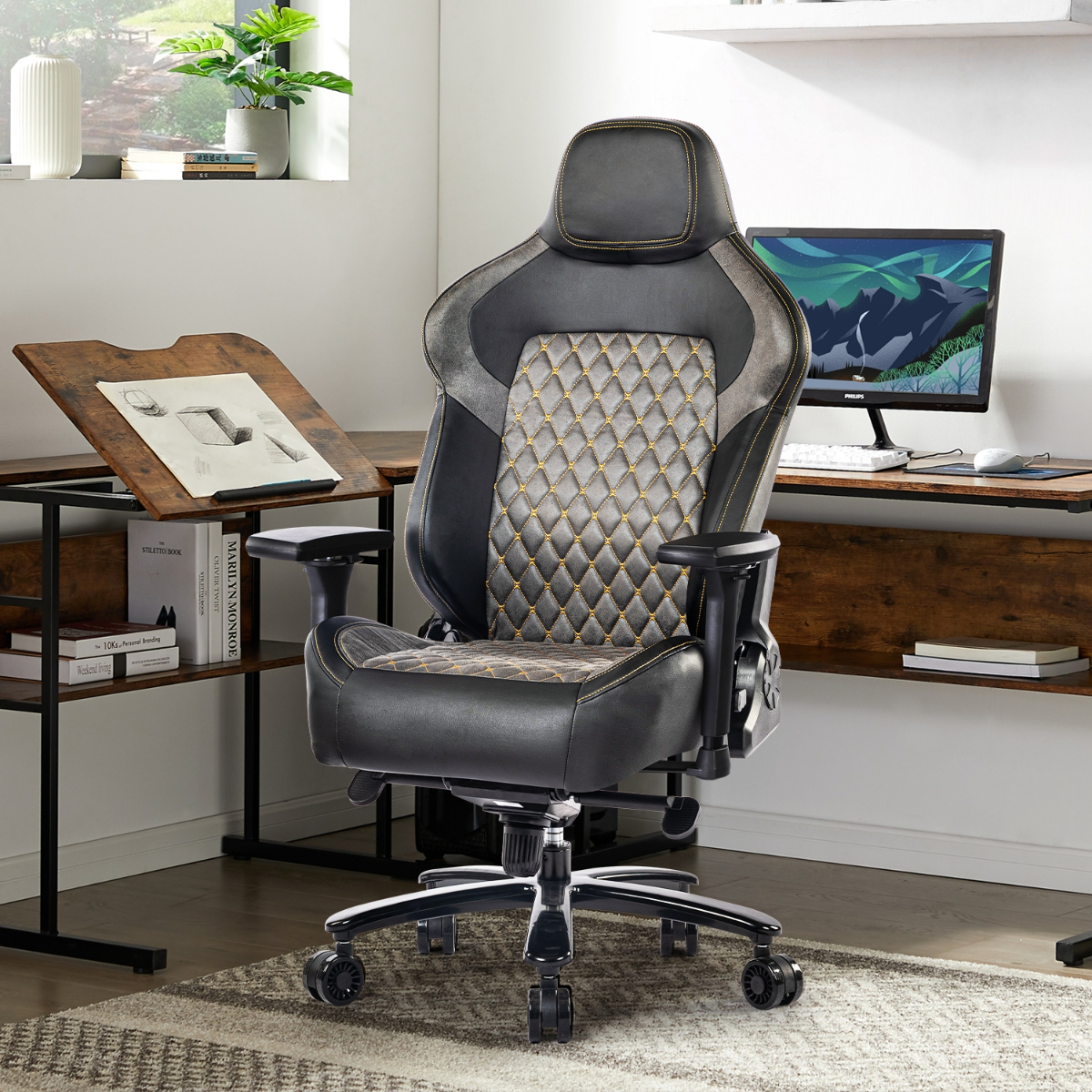 Schwarzer und grauer Gaming-Stuhl in einem Home-Office. Schreibtisch mit Monitor und Zeichenbrett.
