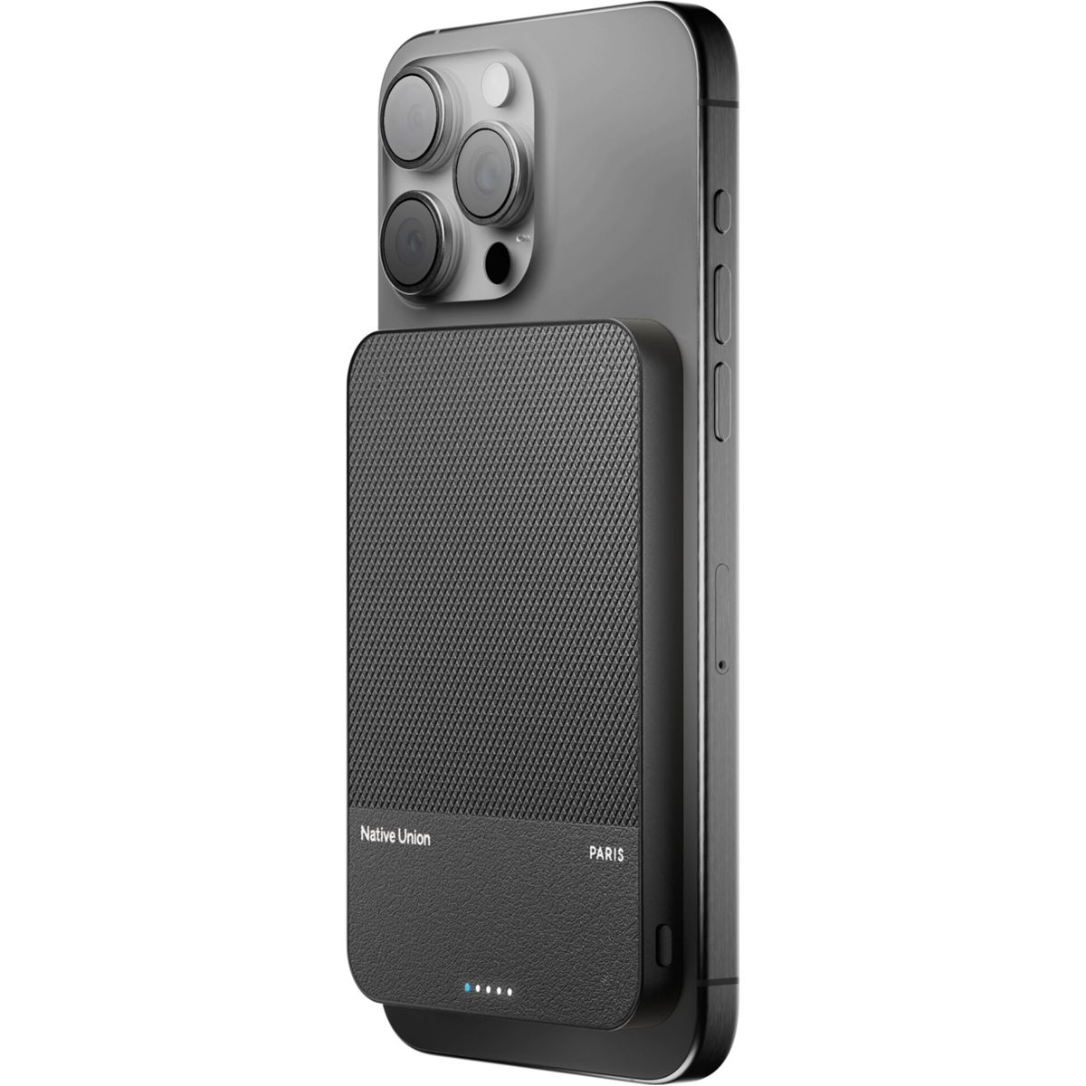 Téléphone noir avec étui de chargement noir attaché, affichant la marque et l'état de charge.