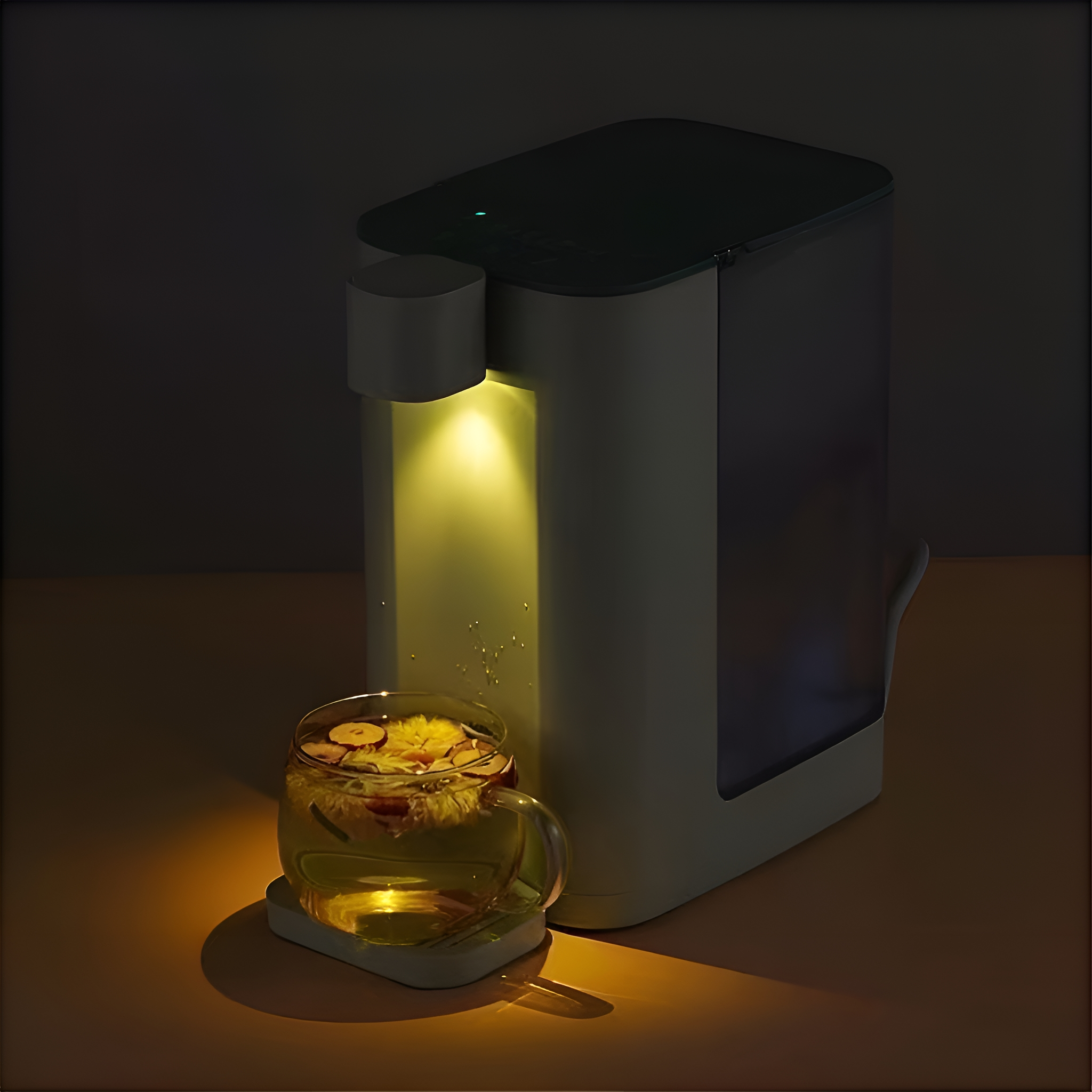 Beleuchteter Teespender mit Teeglas, von unten beleuchtet.