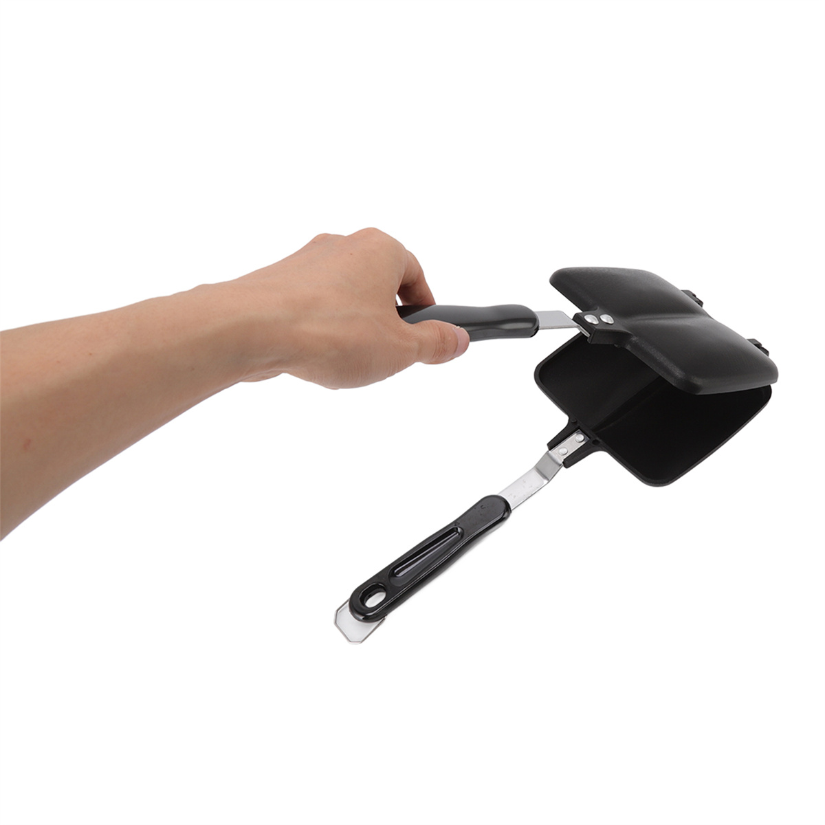 Eine Hand hält einen offenen schwarzen Sandwichmaker, der seine Kochflächen zeigt.