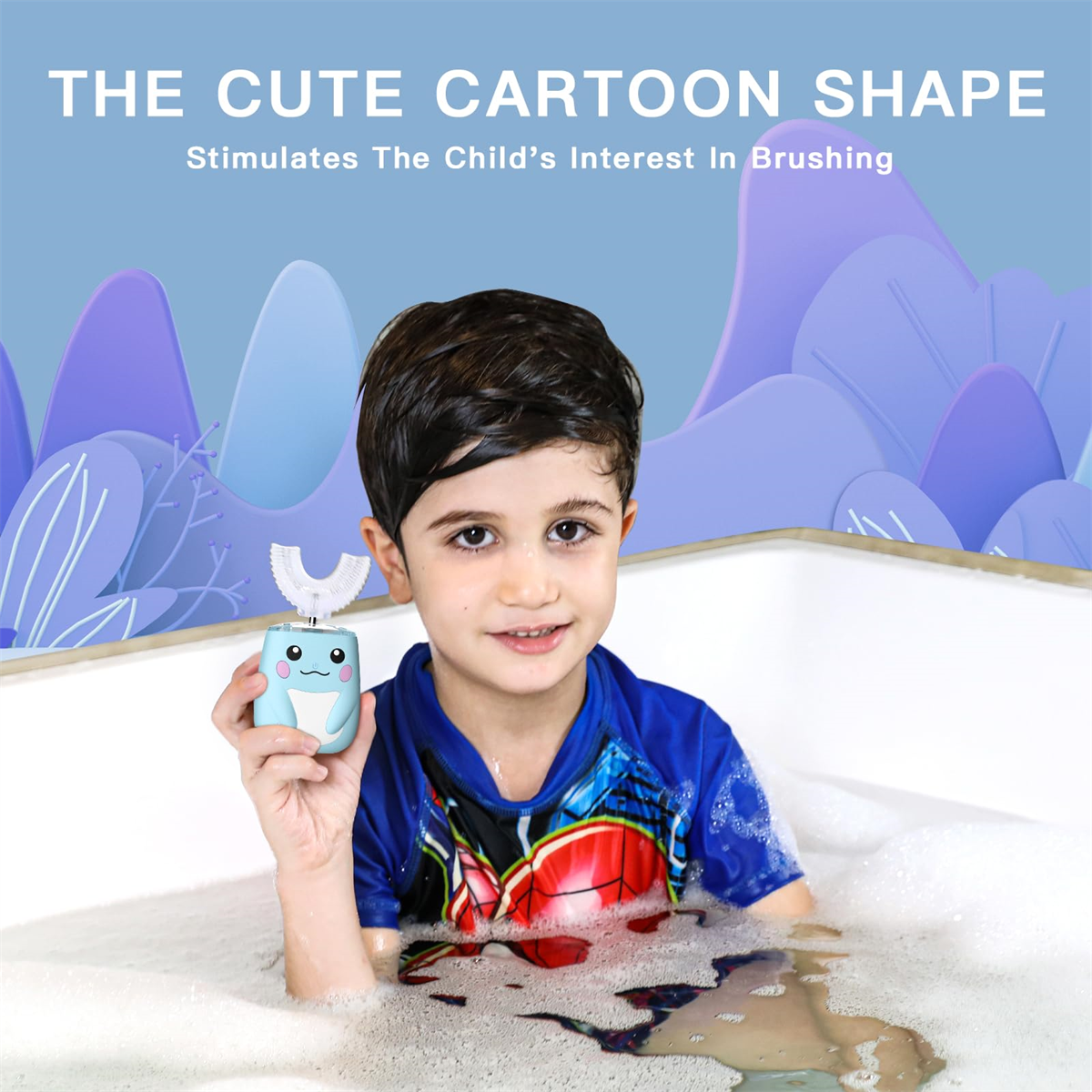 Junge hält eine Cartoon-Zahnbürste in einer Badewanne mit Blasen, blauer Hintergrund.