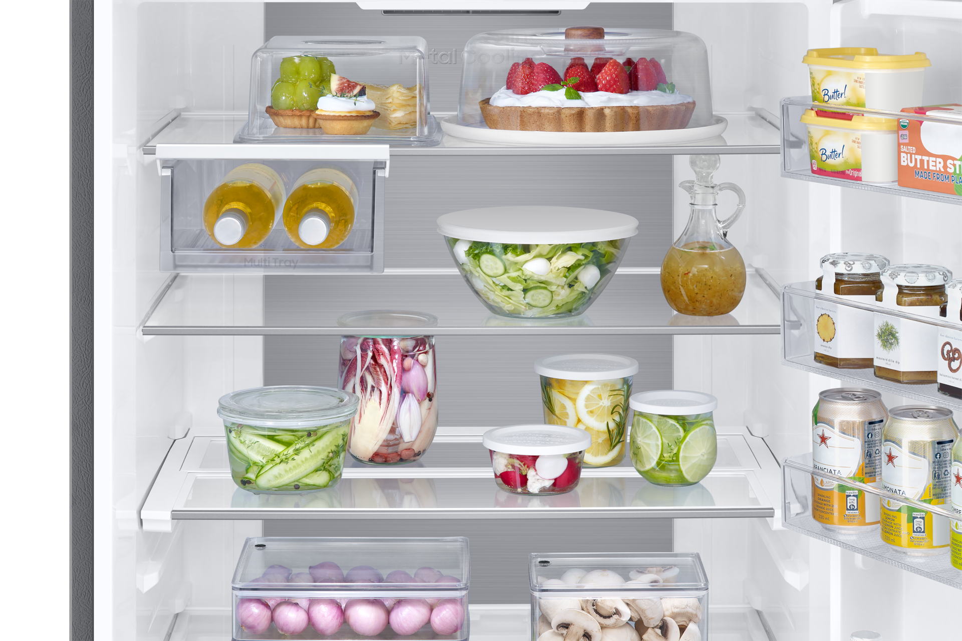 Primo piano dell'interno di un frigorifero con alimenti e bevande ben organizzati sugli scaffali.