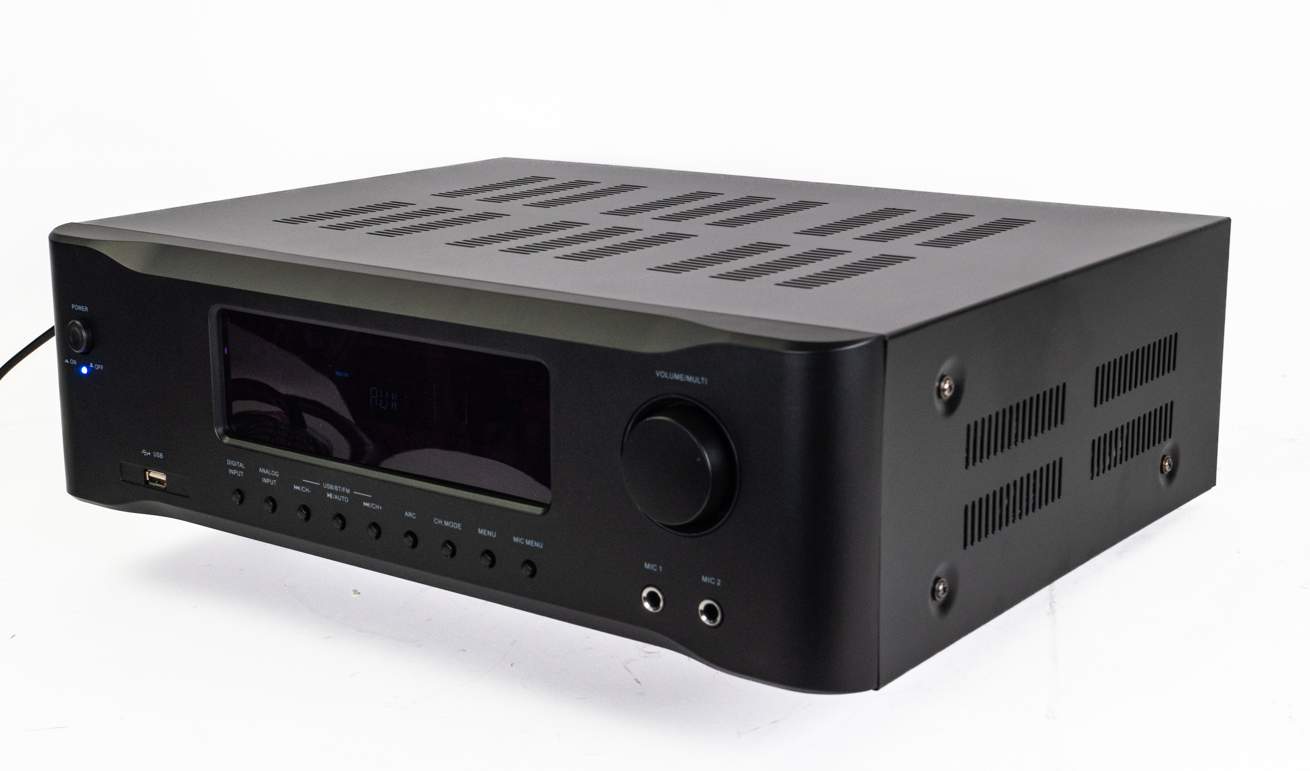 Ein schwarzer Audio-Receiver mit digitaler Anzeige und Knöpfen, isoliert auf Weiß.