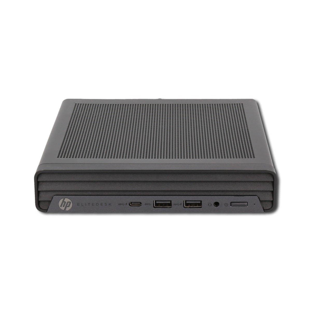 Schwarzer HP Elitedesk Desktop-Computer. Oben ein Gitter, unten Anschlüsse und Logo, auf weißem Hintergrund.