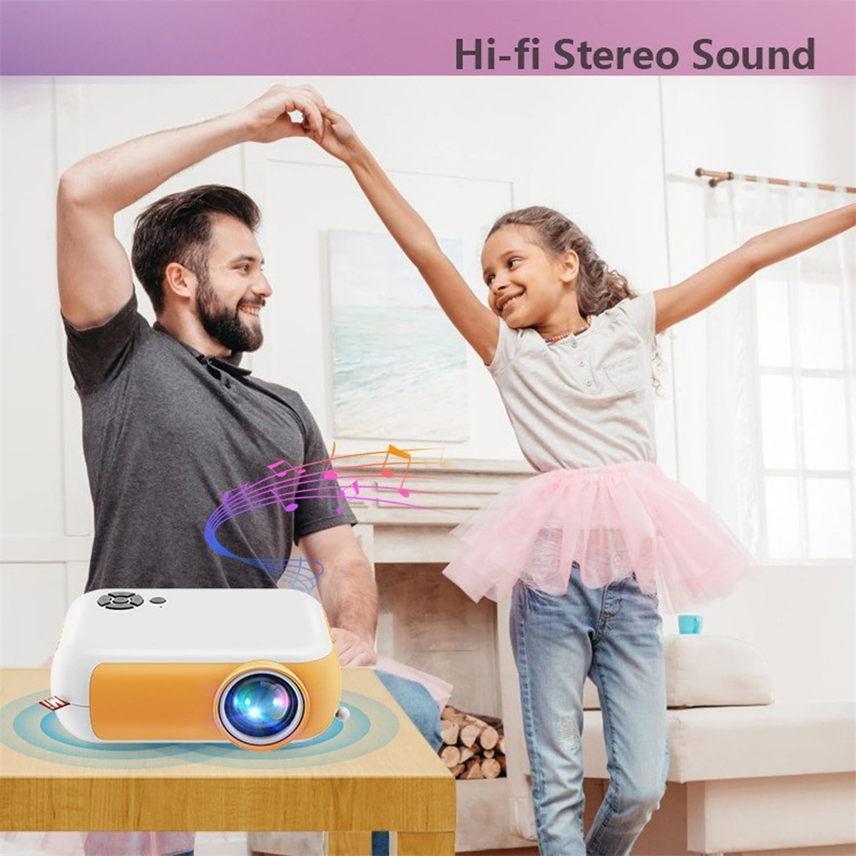 Mann und Mädchen tanzen mit einem Projektor. Text: Hi-Fi-Stereo-Sound. Der Projektor steht auf einem Holztisch.