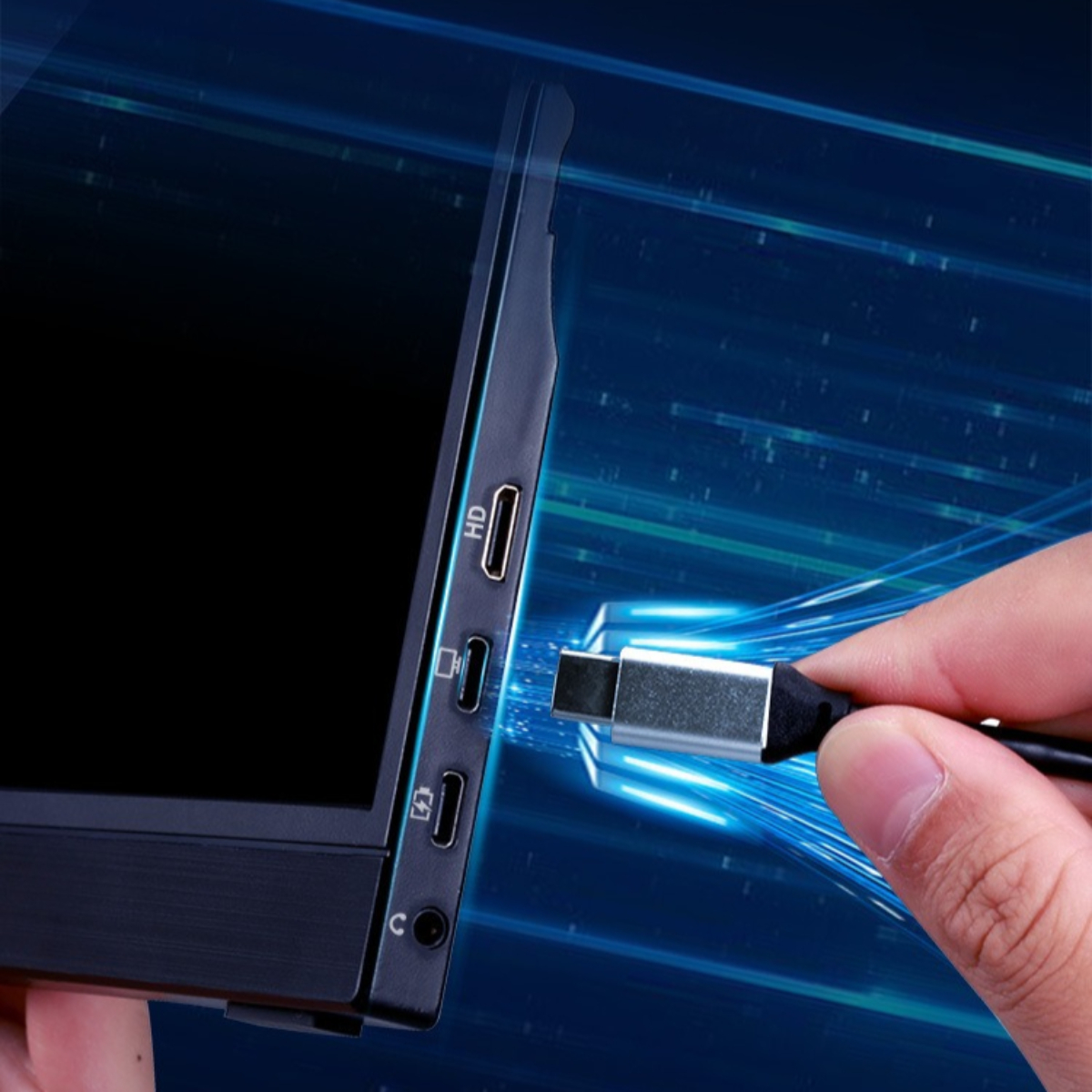 Eine Hand, die ein USB-C-Kabel an ein schwarzes Gerät mit HD- und anderen Anschlüssen anschließt.