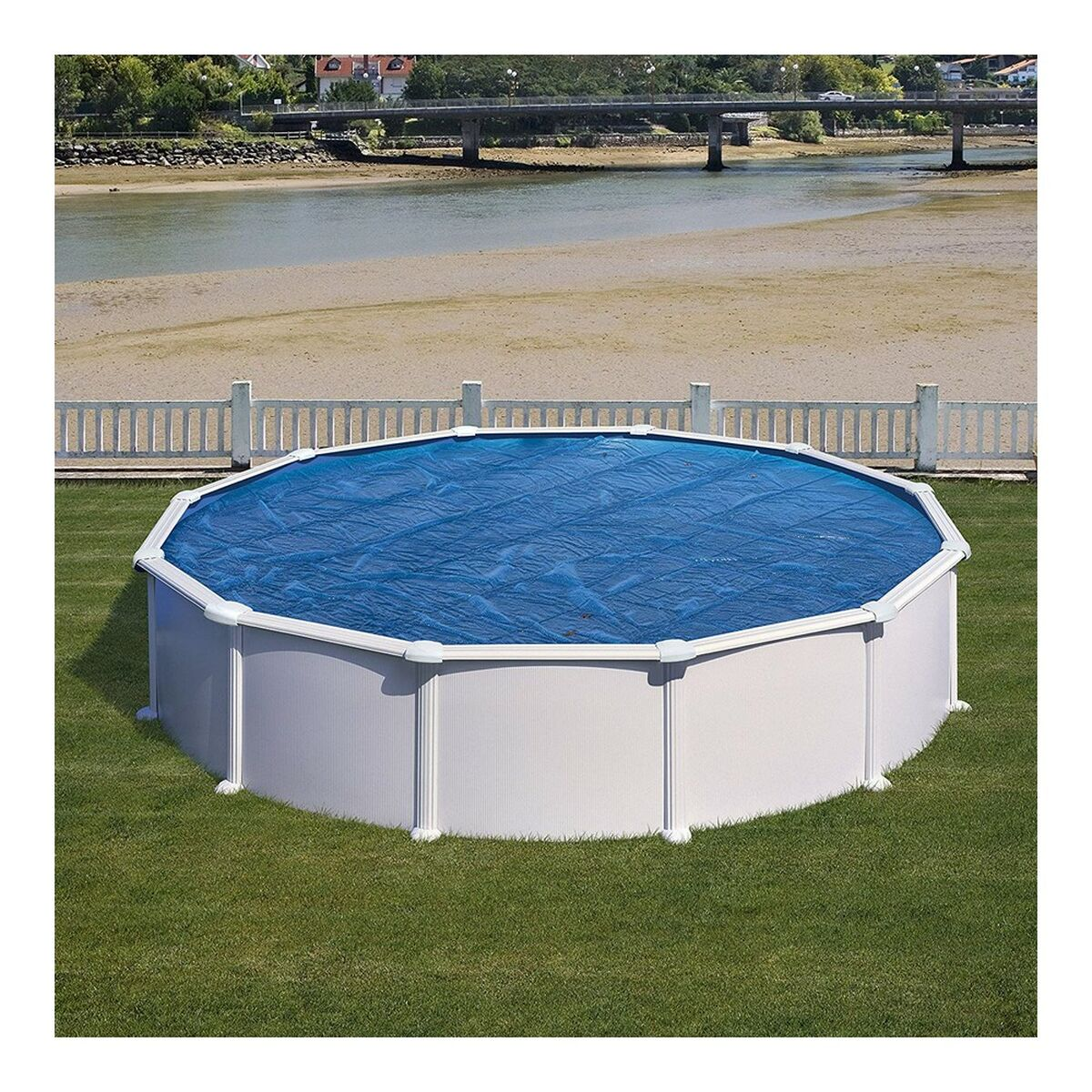 Runder oberirdischer Pool mit blauer Abdeckung auf grünem Gras.