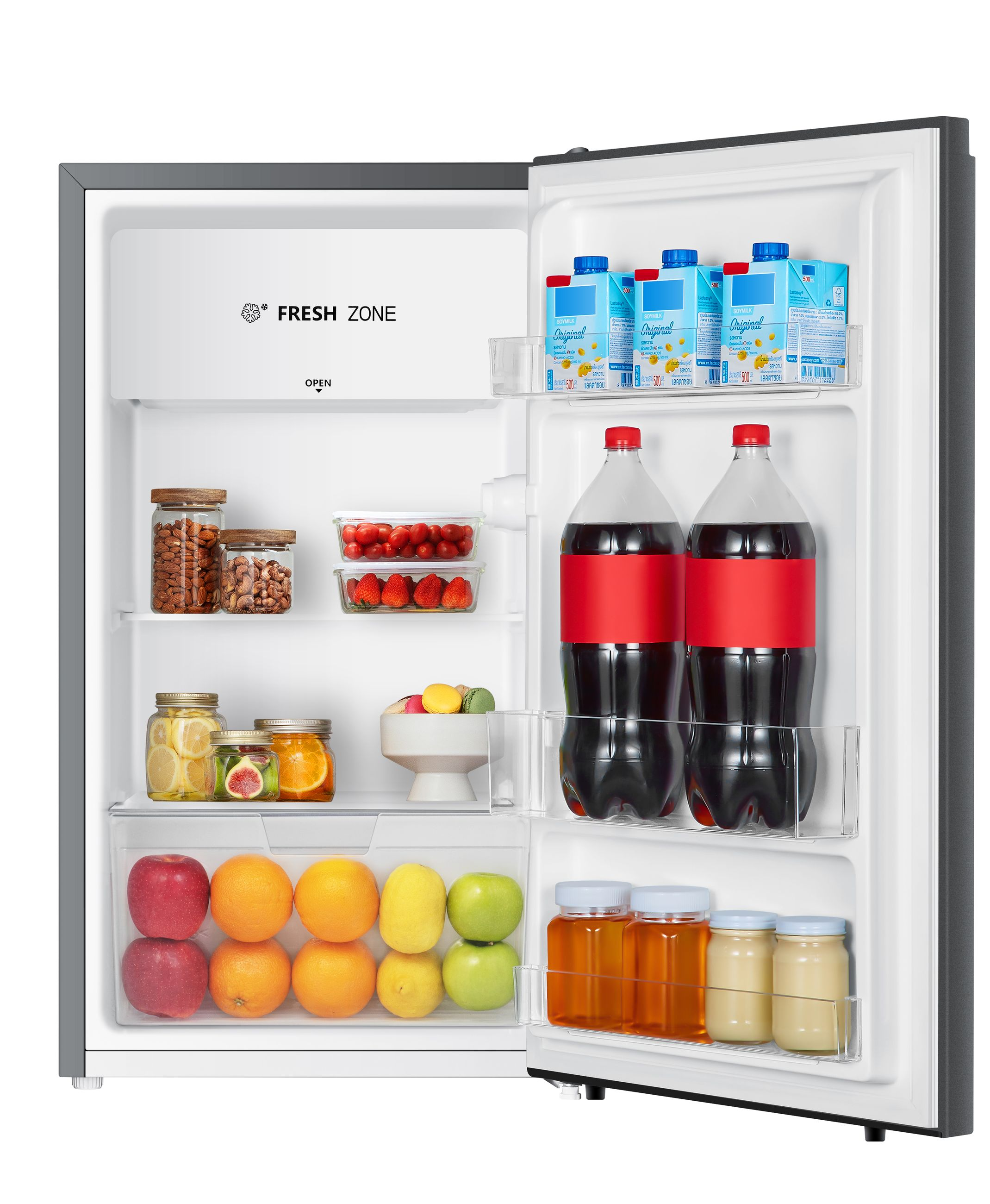 Offener Kühlschrank mit Essen. Gläser, Früchte, Limonaden und Saft in den Regalen. Weiße Innenausstattung, dunkle Tür.