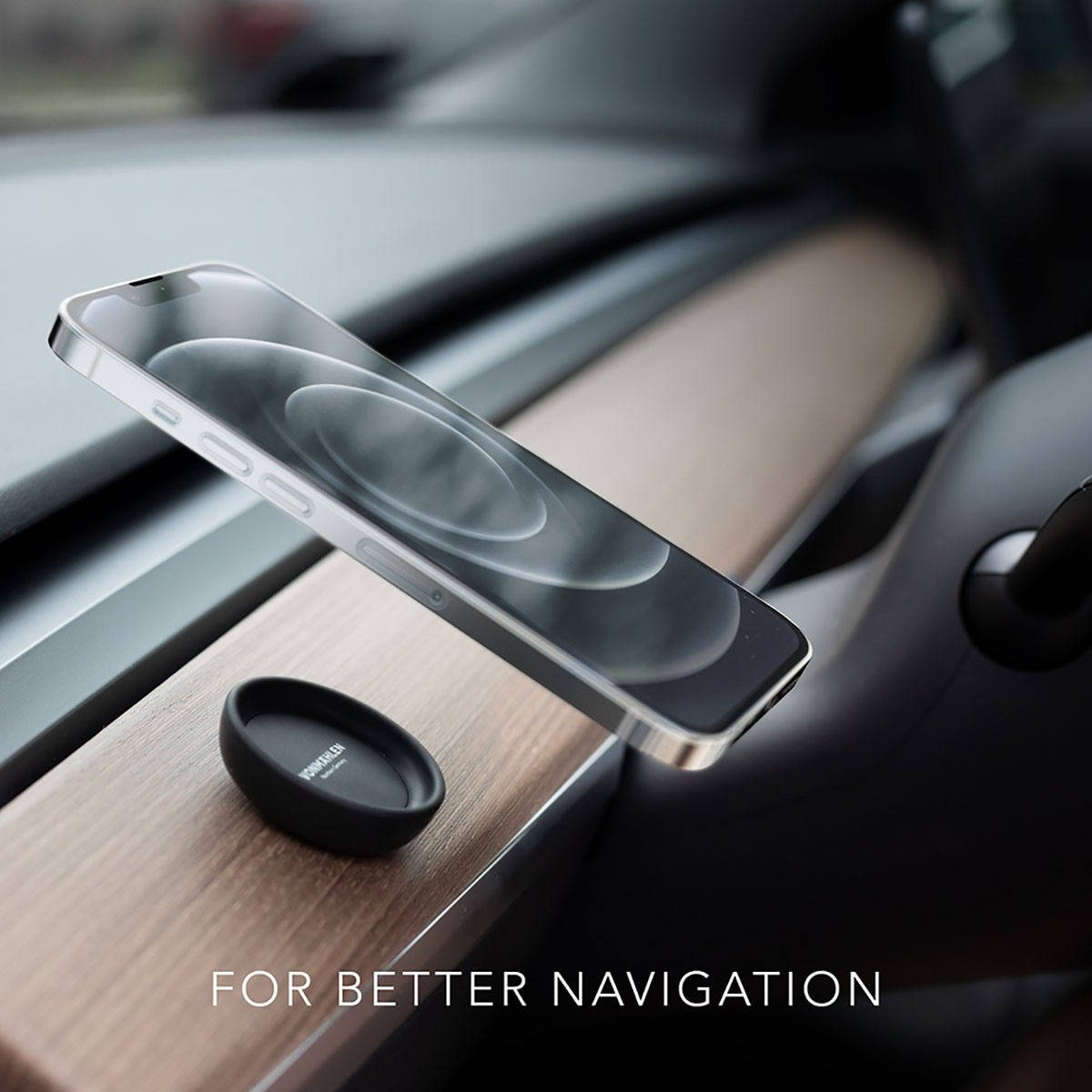Telefono con protezione schermo su un cruscotto in legno. Supporto magnetico nero. Primo piano.