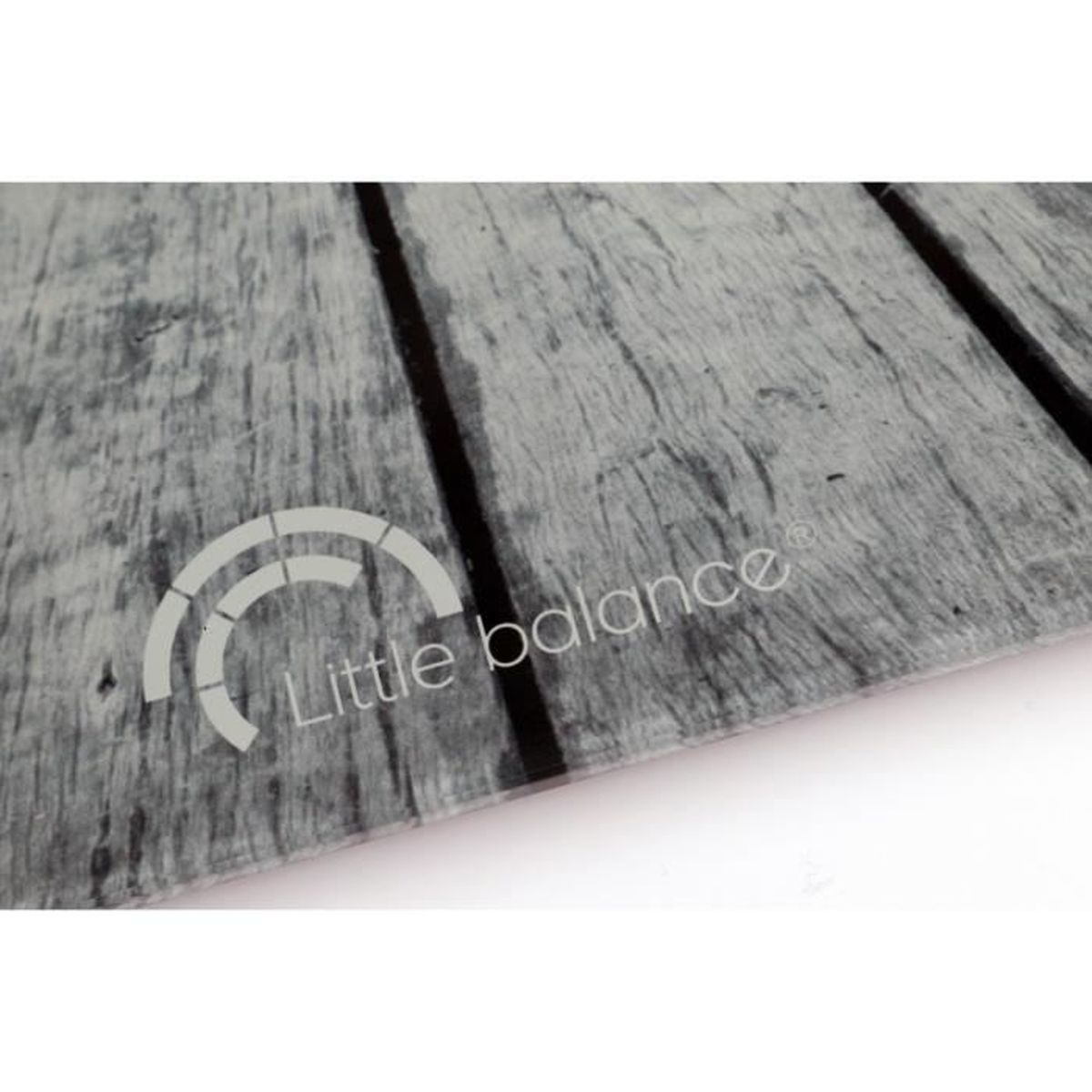 Waga o fakturze drewna z widocznym napisem "Little balance". Waga jest szara.