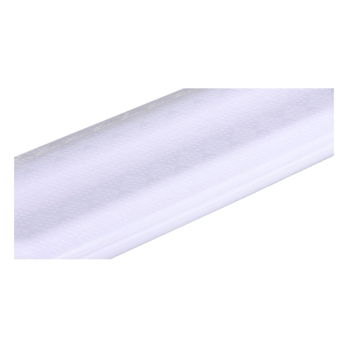 Weißer Lichtdiffusor, schräge Ansicht, Rautenmuster auf der Oberfläche sichtbar. Weißer Hintergrund.