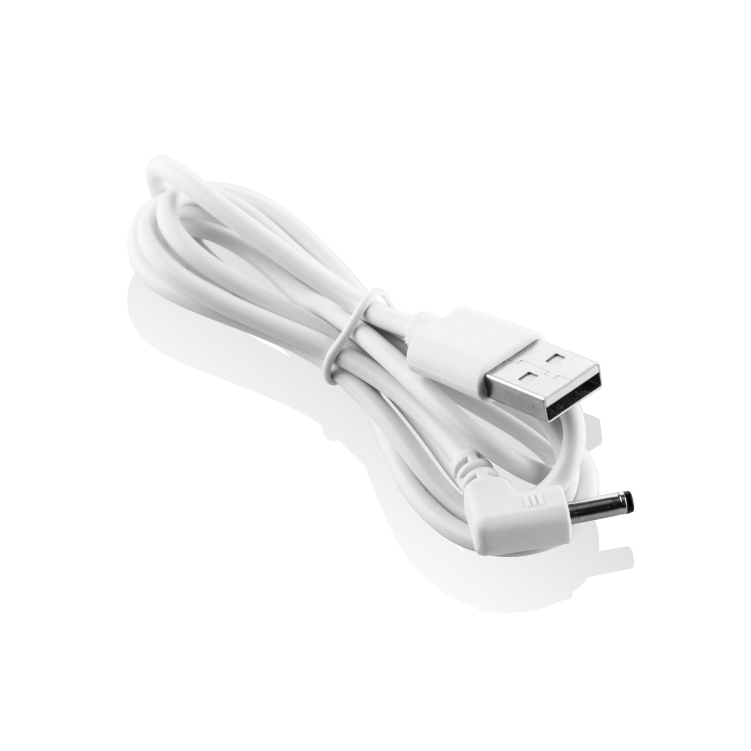 Weißes USB-Ladekabel mit einem USB-A-Anschluss und einem Gleichstromanschluss.