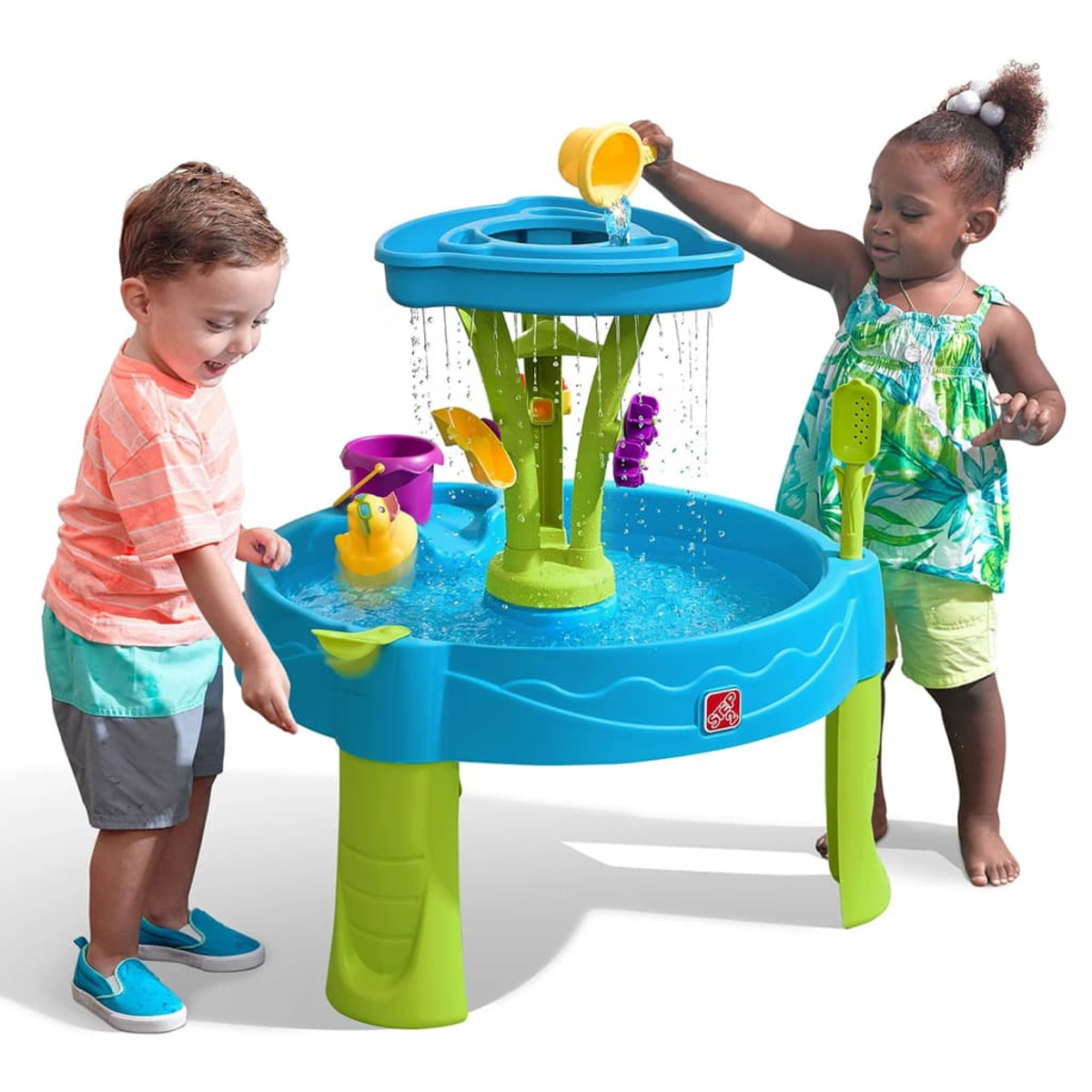 Zwei Kinder spielen an einem Wassertisch. Er hat eine blaue Basis und einen grünen Ständer.