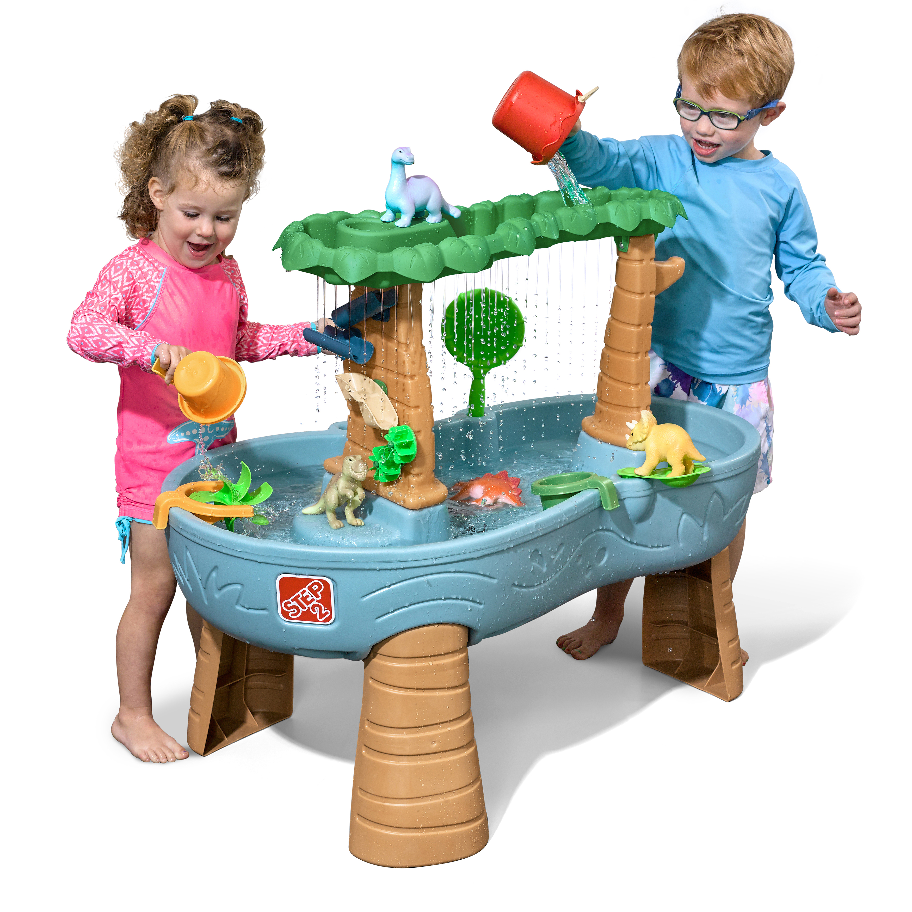 Zwei Kinder spielen mit einem Wassertisch, gefüllt mit Spielzeug-Dinosauriern und gießendem Wasser.