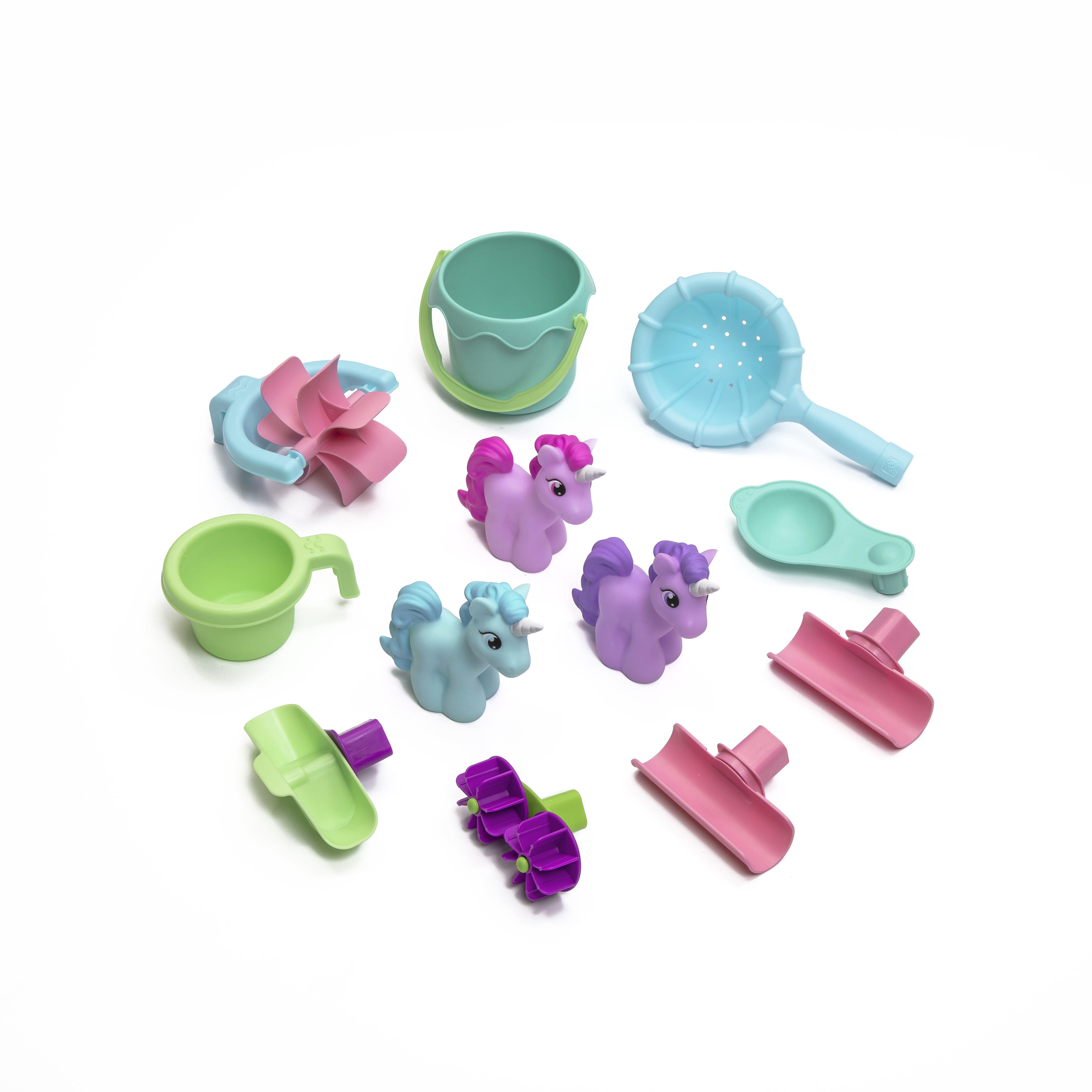 Farbenfrohes Spielzeugset: Einhörner, Eimer, Sieb, Schaufel, Paddel und Windräder. Pink, blau und grün.
