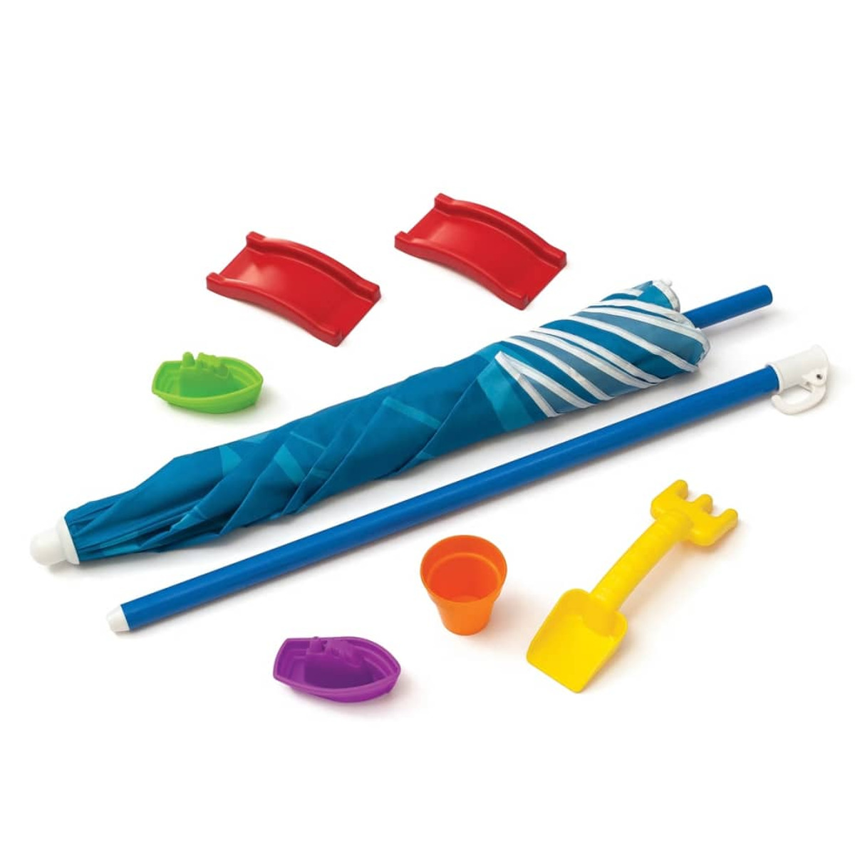 Strandspielzeug: blau-weiß gestreifter Schirm, zwei rote Bögen, gelbe Schaufel, orange Eimer.