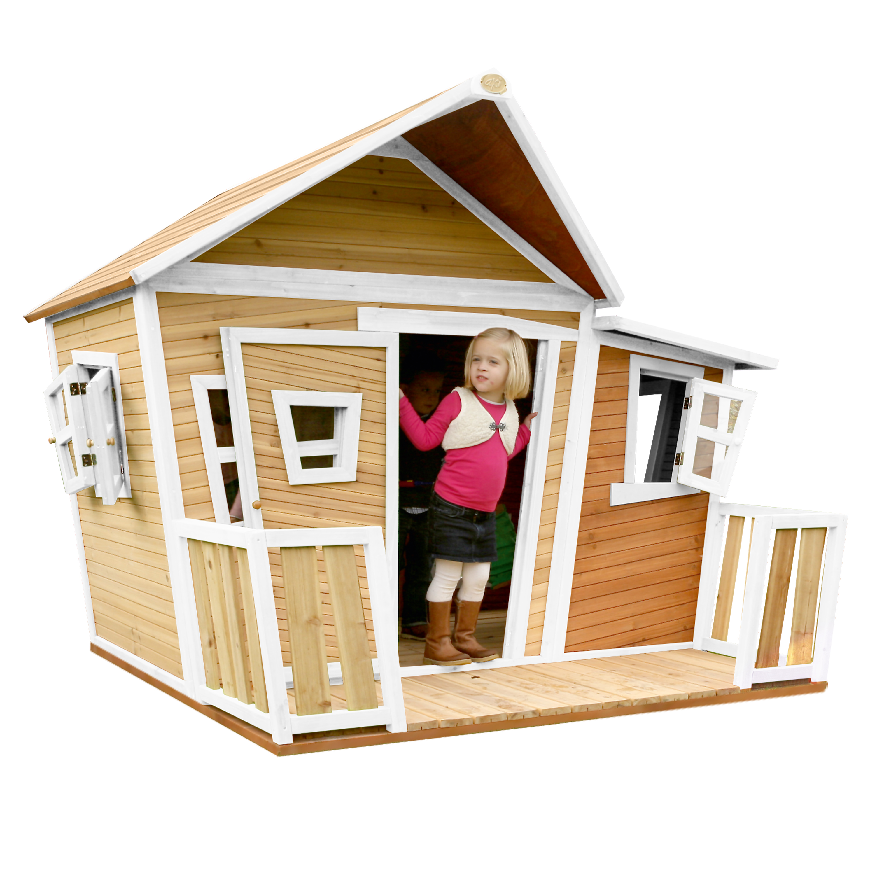 Ein Holzspielhaus mit einem Mädchen im Türrahmen und einer weiteren Person im Inneren.