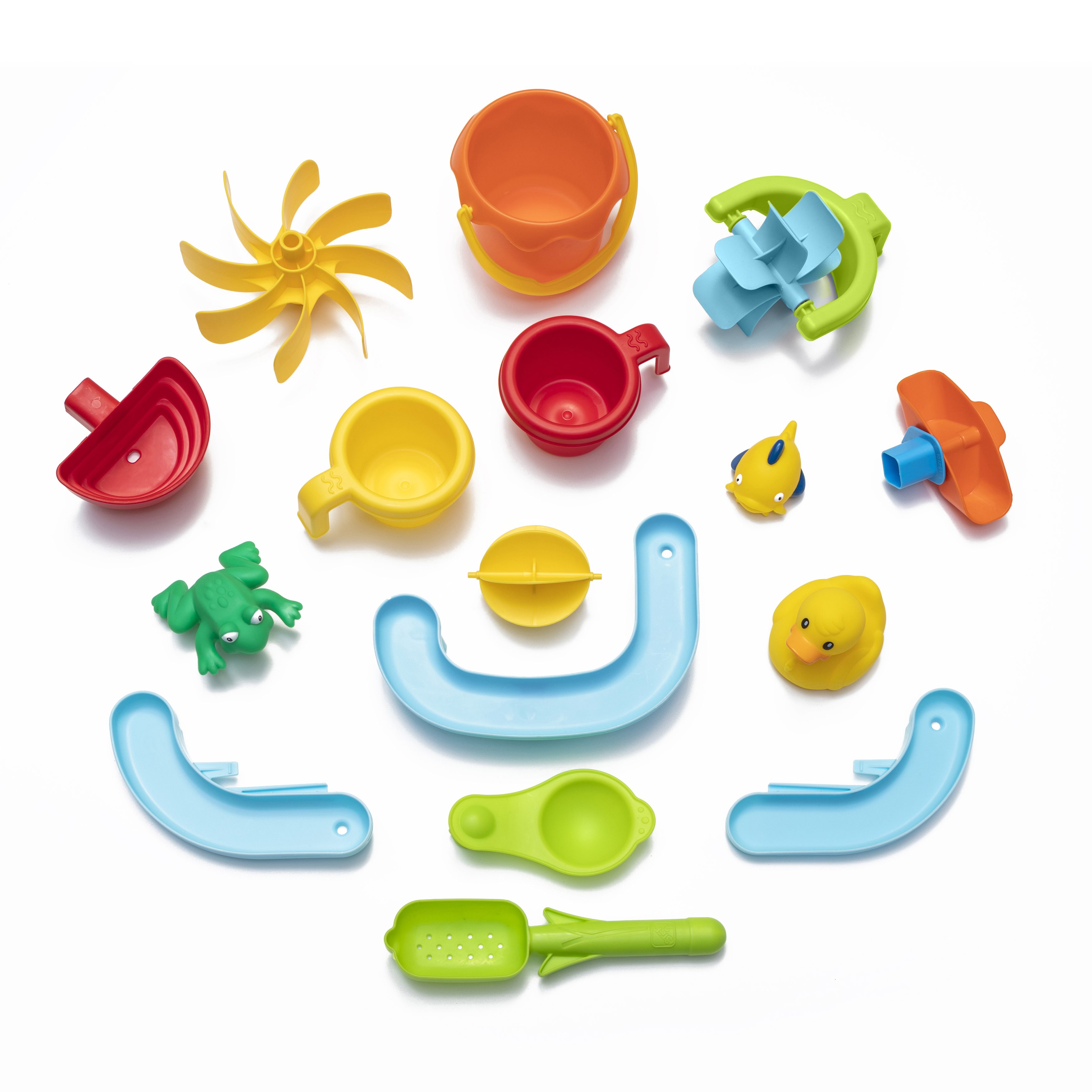 Verschiedene bunte Badespielzeuge, darunter Enten, Boote und Becher.