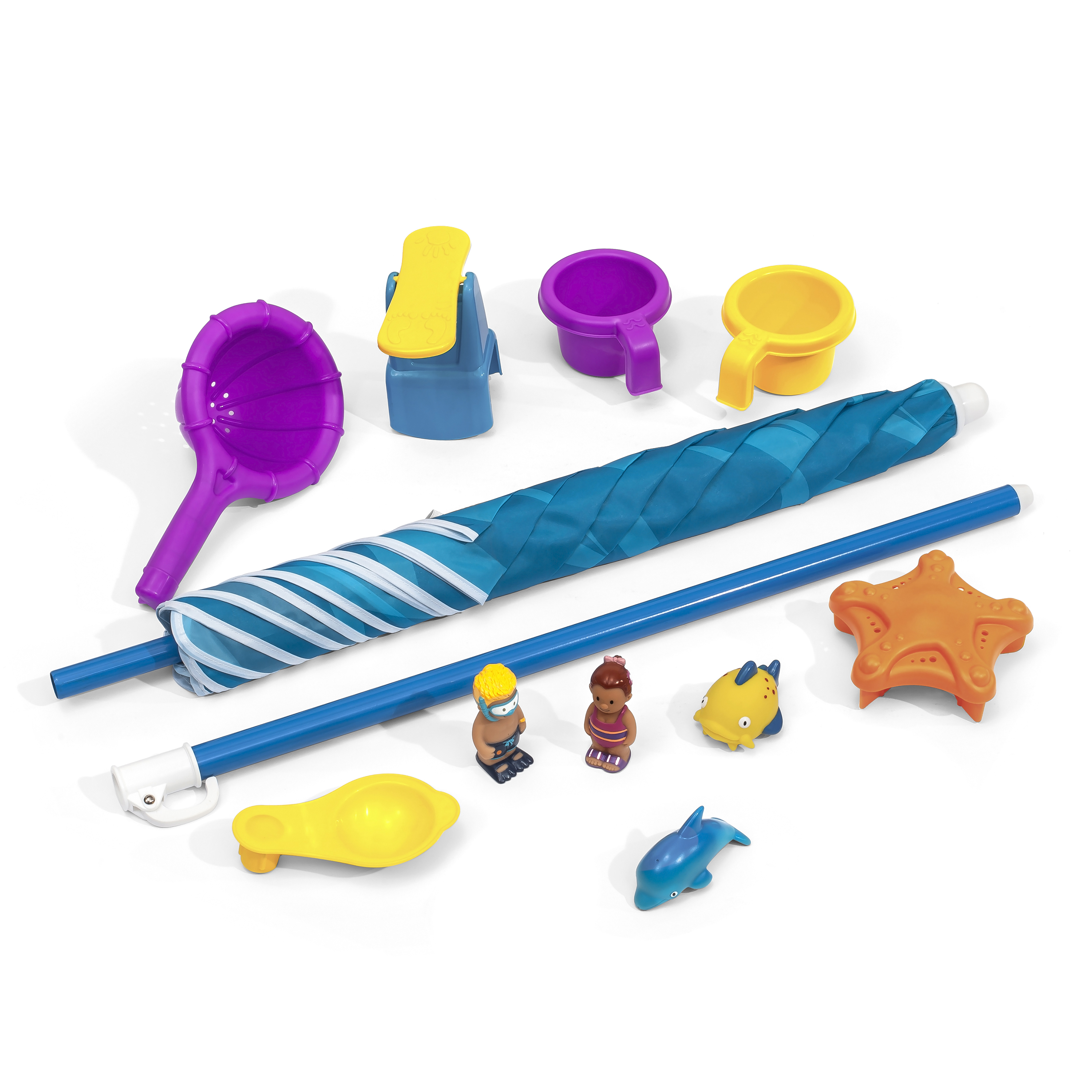 Strandspielzeug-Set mit Schirm, Figuren und anderem Zubehör, auf weißer Oberfläche.